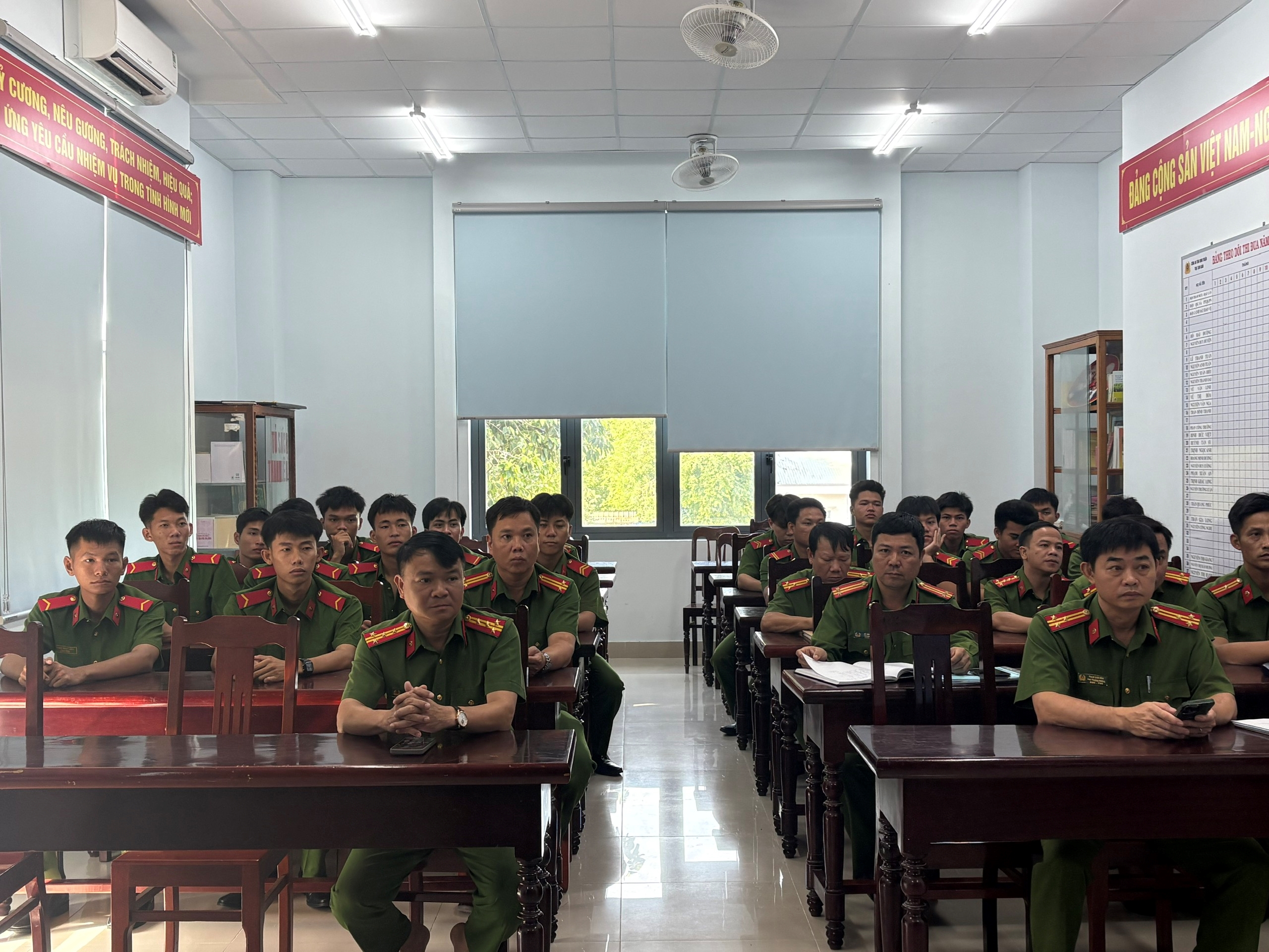 Trại tạm giam số 2 và các Phân trại tạm giam học tập, quán triệt Nghị quyết số 10-NQ/TW của Bộ Chính trị
