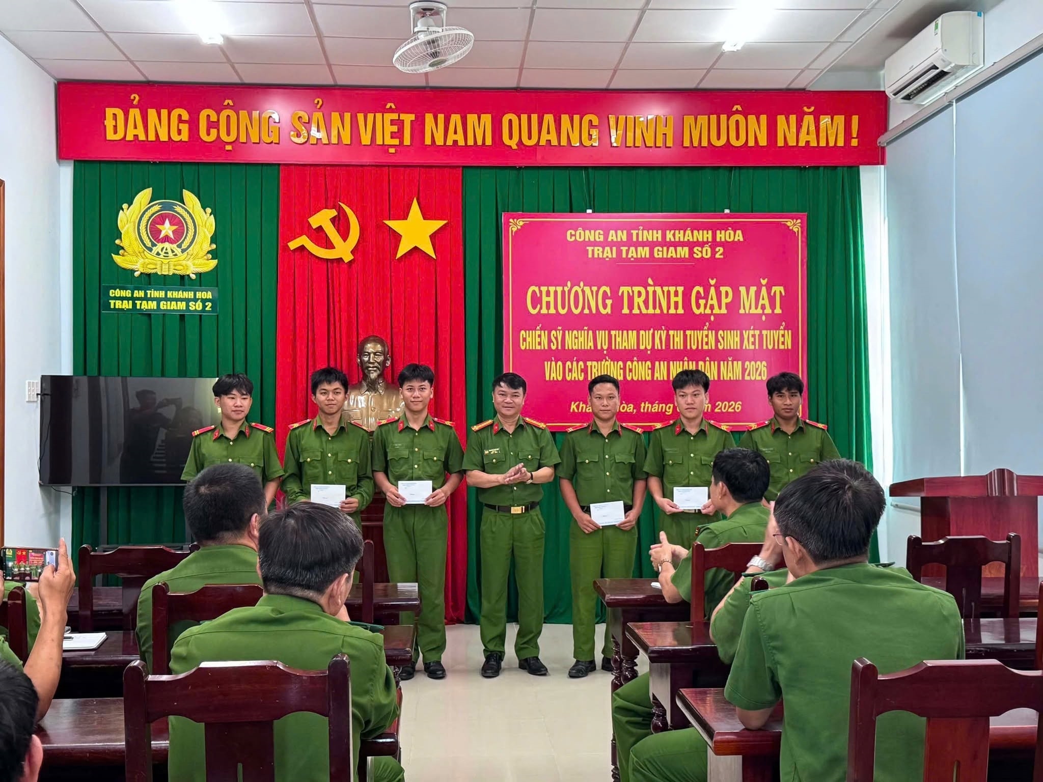 Trại tạm giam số 2 tổ chức gặp mặt, động viên chiến sĩ nghĩa vụ tham gia kỳ thi tốt nghiệp THPT và xét tuyển vào các trường CAND