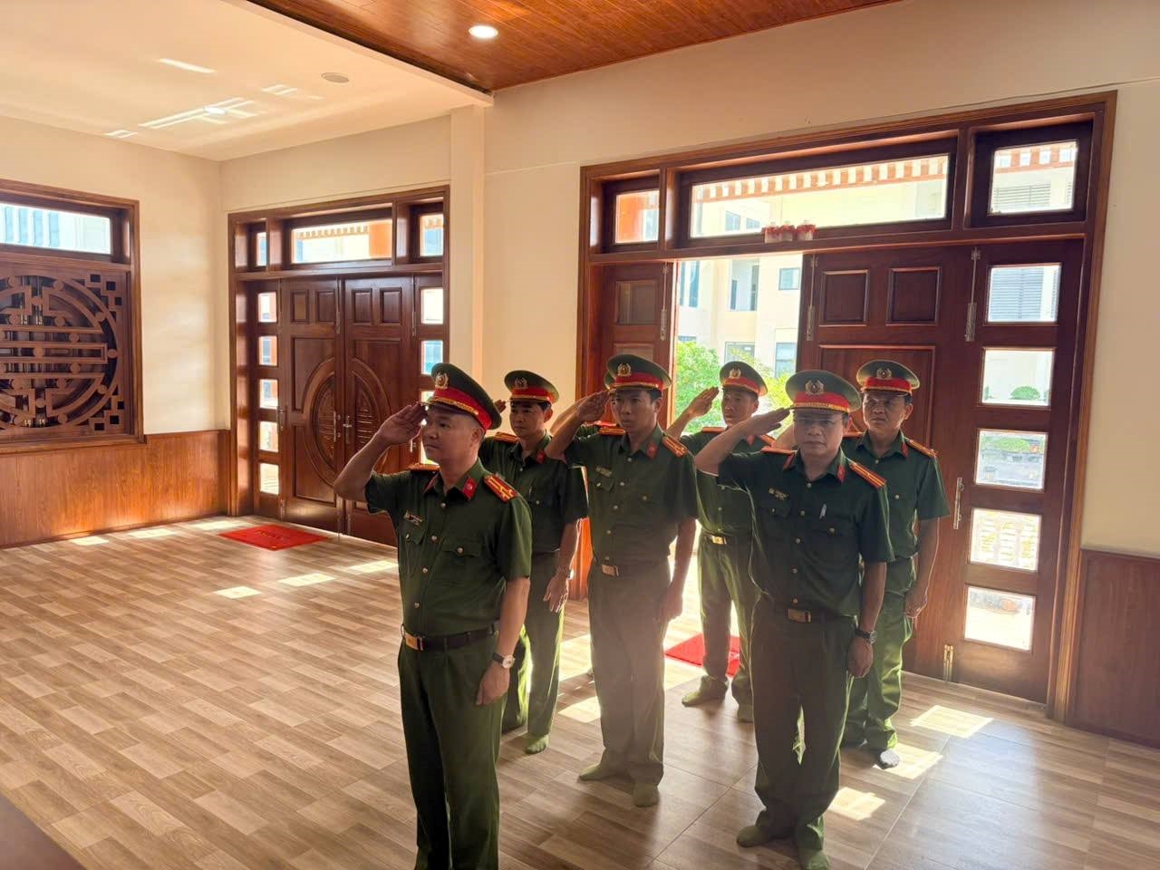 Trại tạm giam số 2 tổ chức dâng hương kỷ niệm 136 năm ngày sinh Chủ tịch Hồ Chí Minh