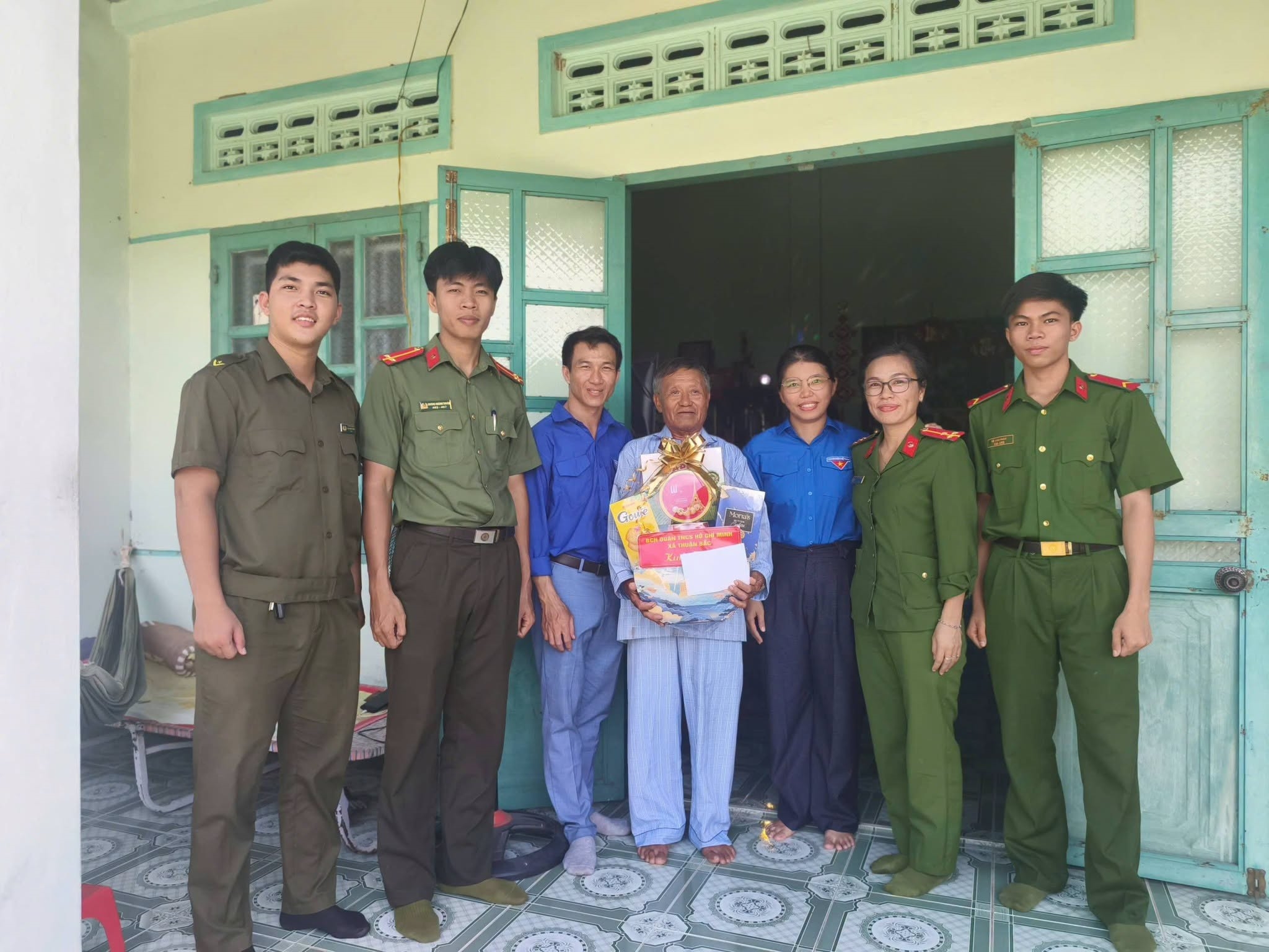 Đoàn cơ sở Trại tạm giam số 2 thăm, tặng quà các gia đình có công cách mạng nhân kỷ niệm 79 năm Ngày Ngày Thương binh - Liệt sĩ (27/7/1947 - 27/7/2026)