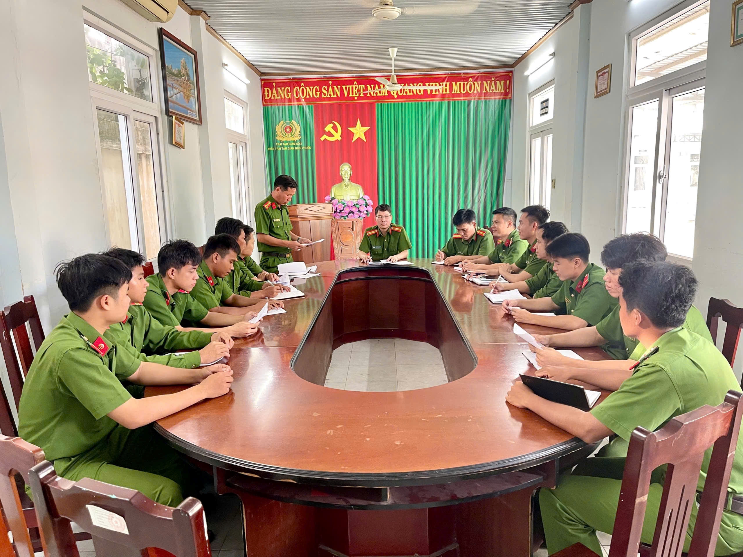Chi bộ Phân trại tạm giam Ninh Phước tổ chức sinh hoạt chuyên đề Quý III năm 2026