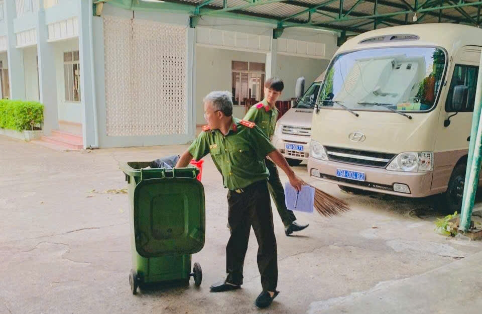 Ra quân tổng dọn vệ sinh khu làm việc, nhà xe công vụ