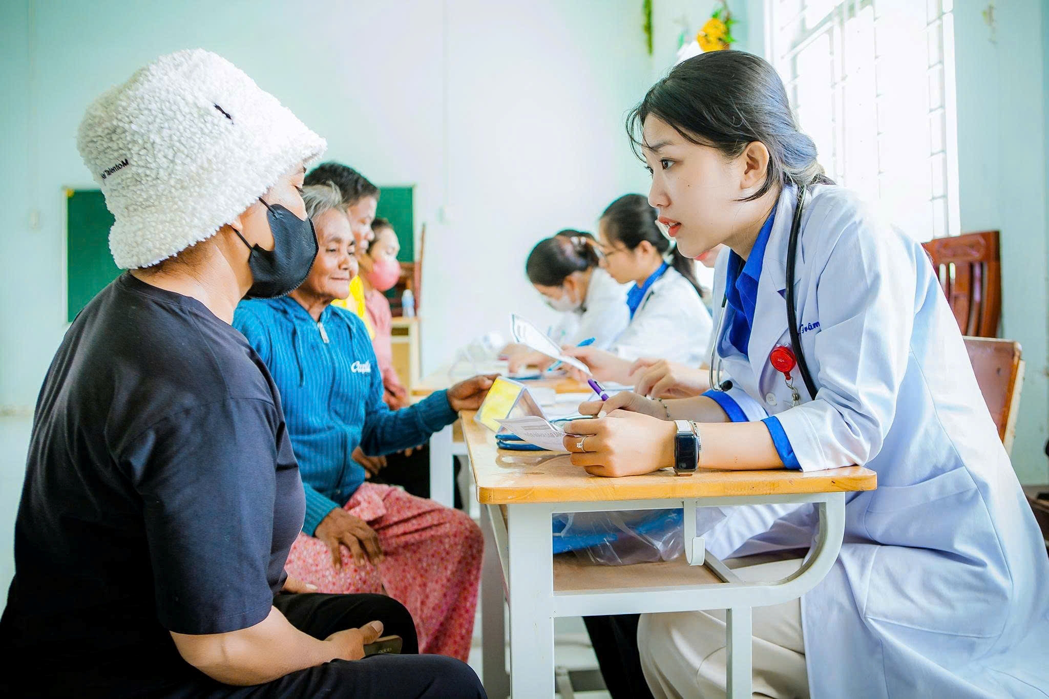 Đoàn Thanh niên, Hội Phụ nữ Phòng Hậu cần - Công an tỉnh Khánh Hòa đẩy mạnh hoạt động tư vấn sức khỏe, khám bệnh, chữa bệnh và cấp phát thuốc miễn phí trong Chiến dịch tình nguyện hè năm 2026