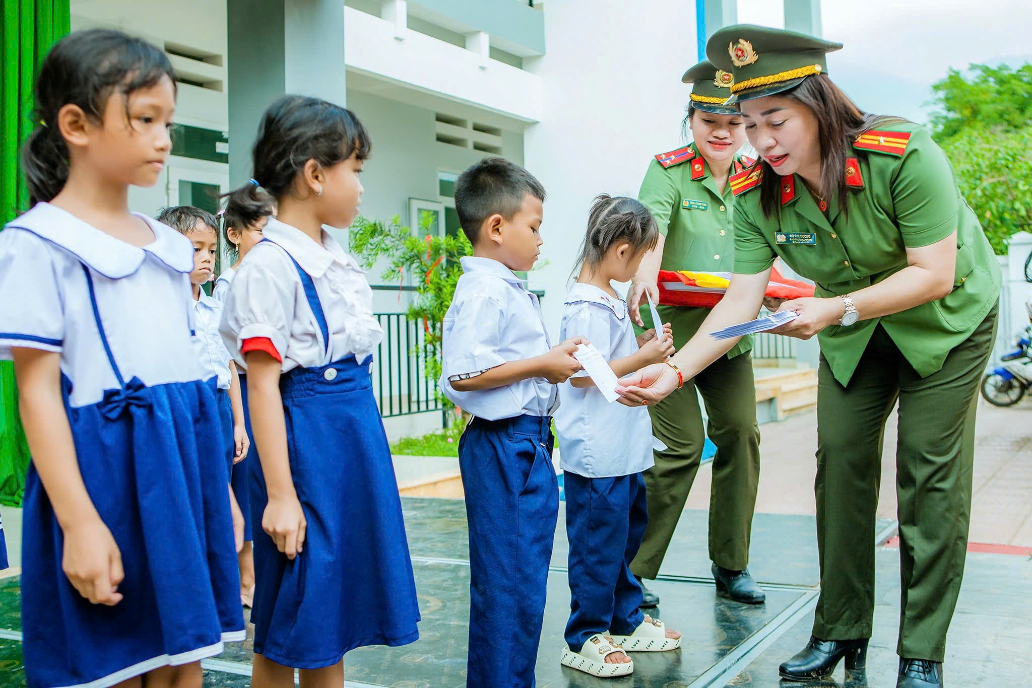 Trung tá Vũ Thị Hương, Phó Trưởng phòng Hậu cần - Điển hình tiên tiến trong phong trào thi đua “Ba Nhất”