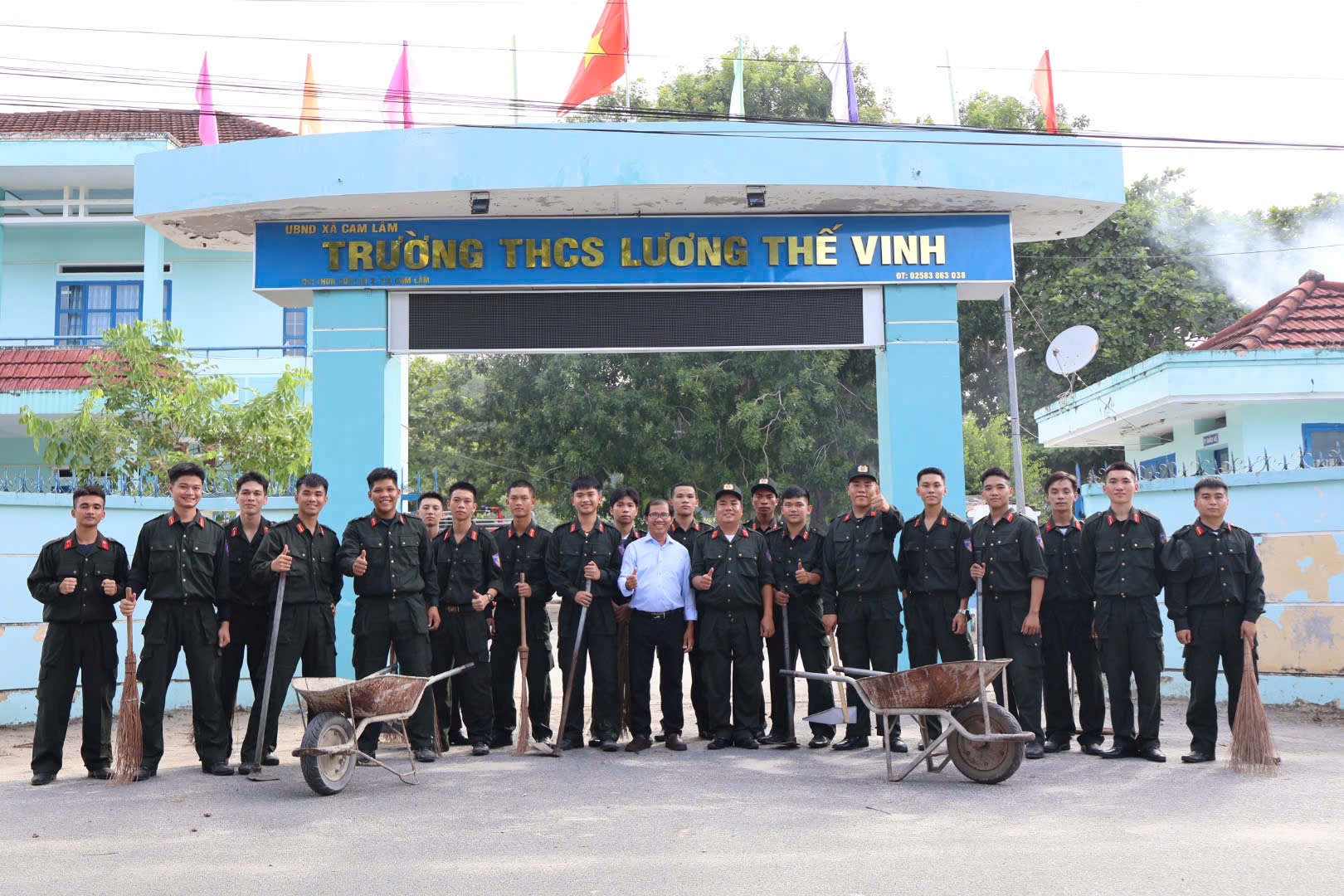 Tuổi trẻ Phòng Cảnh sát cơ động ra quân dọn vệ sinh, chỉnh trang cảnh quan Trường THCS Lương Thế Vinh