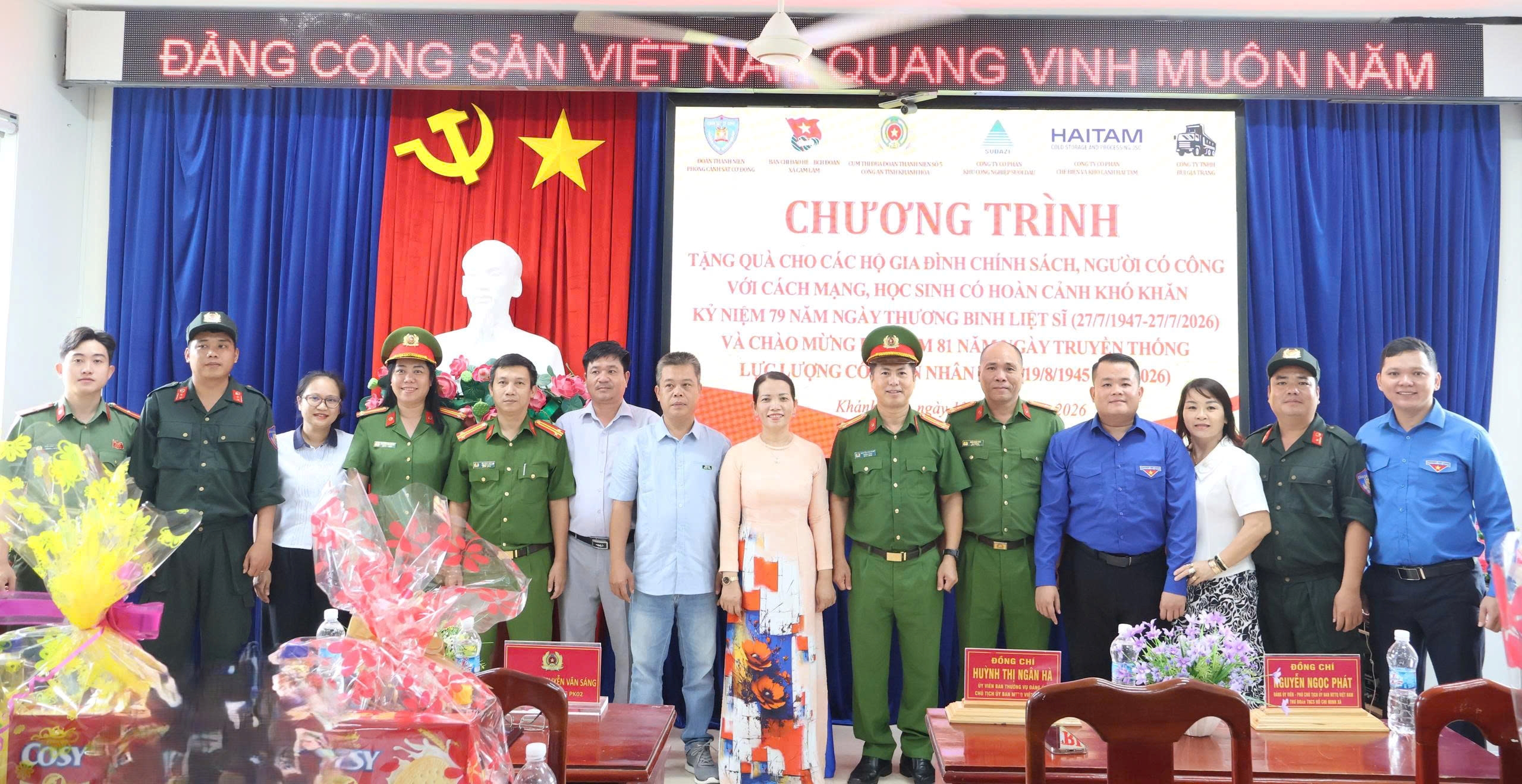 Đoàn Thanh niên cơ sở Phòng Cảnh sát cơ động phối hợp tổ chức trao tặng 40 phần quà cho gia đình chính sách và học sinh có hoàn cảnh khó khăn tại xã Cam Lâm
