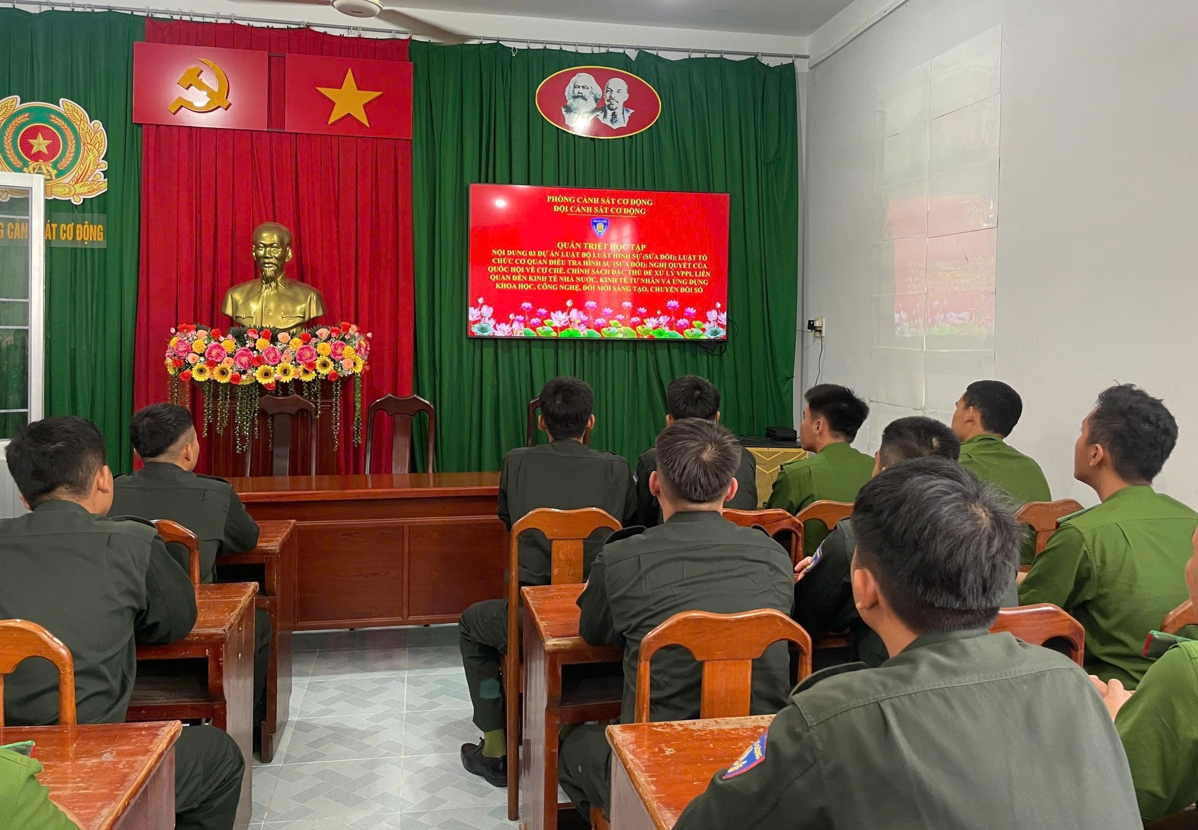 Phòng Cảnh sát cơ động phổ biến 03 dự án Luật đến cán bộ, chiến sĩ