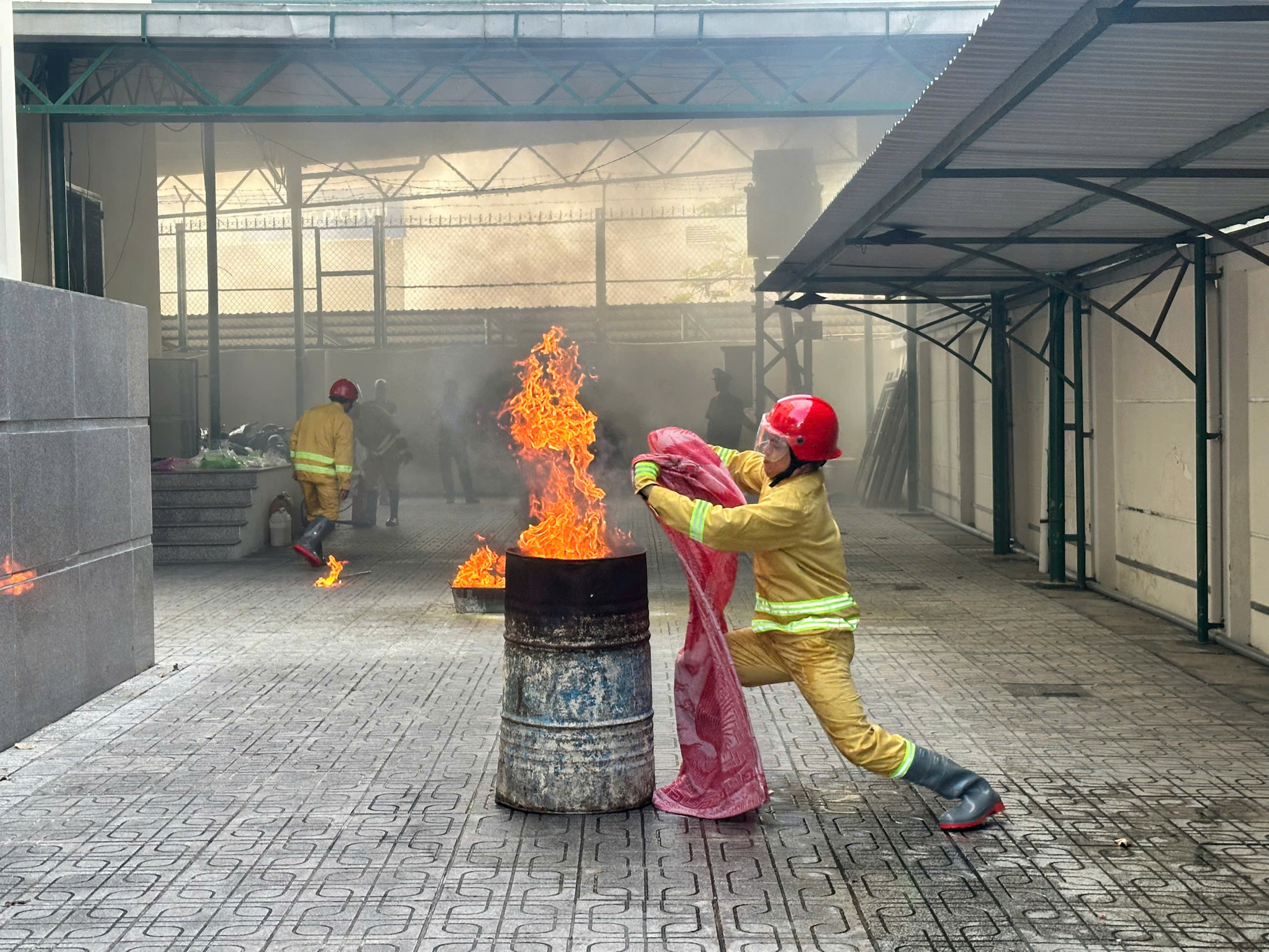 Đội Cảnh sát bảo vệ mục tiêu, Phòng Cảnh sát cơ động tham gia diễn tập phương án chữa cháy, cứu nạn, cứu hộ tại trụ sở Ngân hàng Nhà nước Khu vực X