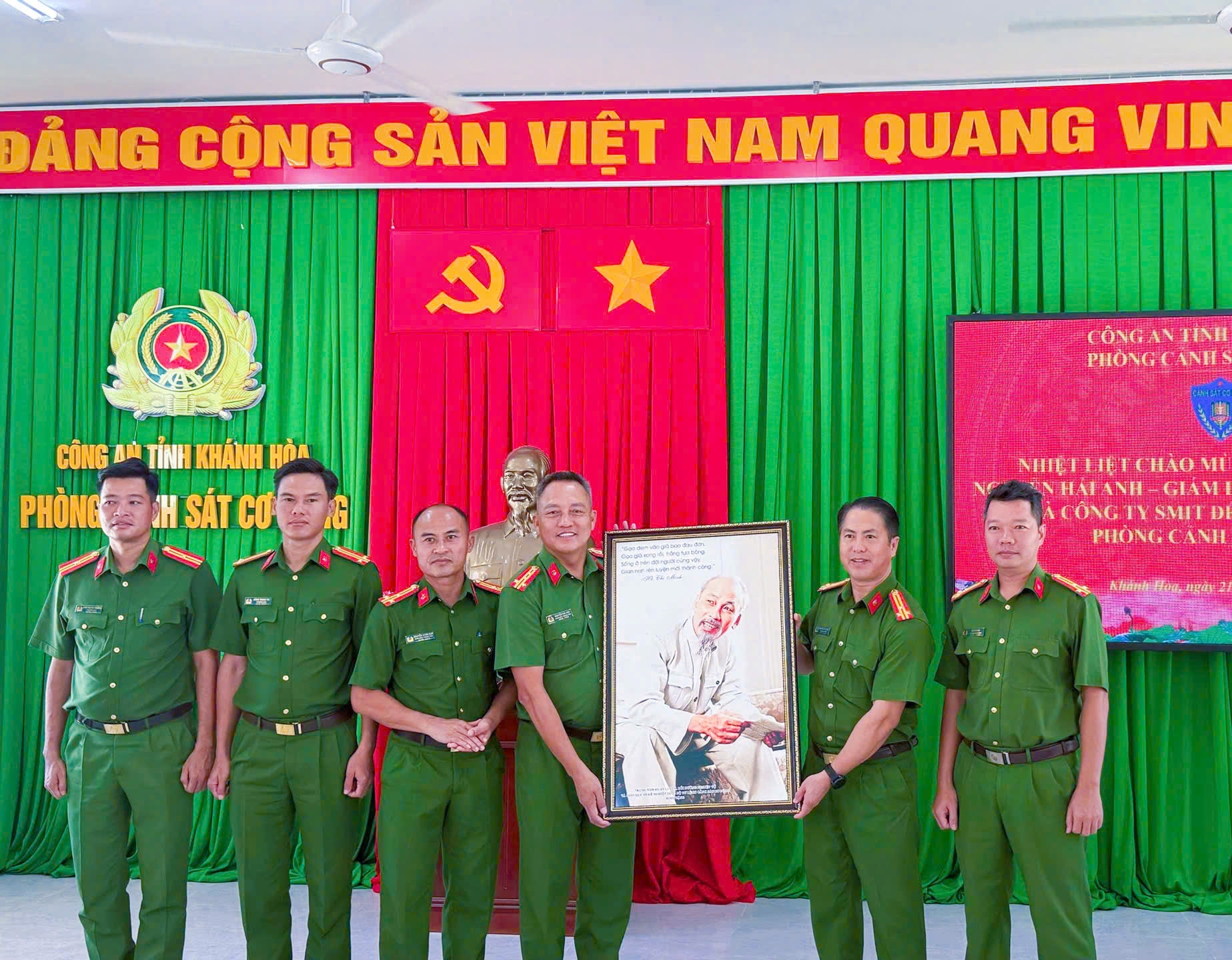 Trao gửi nghĩa tình, tiếp thêm động lực cho cán bộ, chiến sĩ Phòng Cảnh sát cơ động