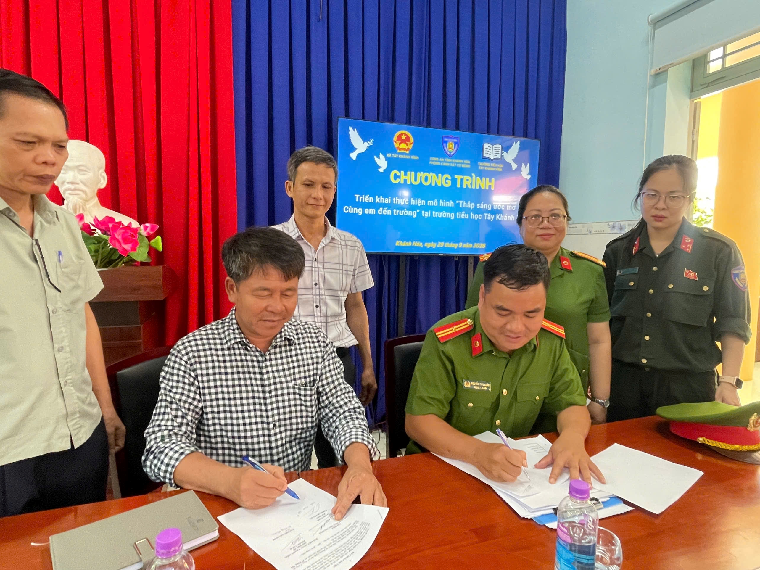 Phòng Cảnh sát cơ động triển khai mô hình “Thắp sáng ước mơ - Cùng em đến trường” tại Trường Tiểu học Tây Khánh Vĩnh