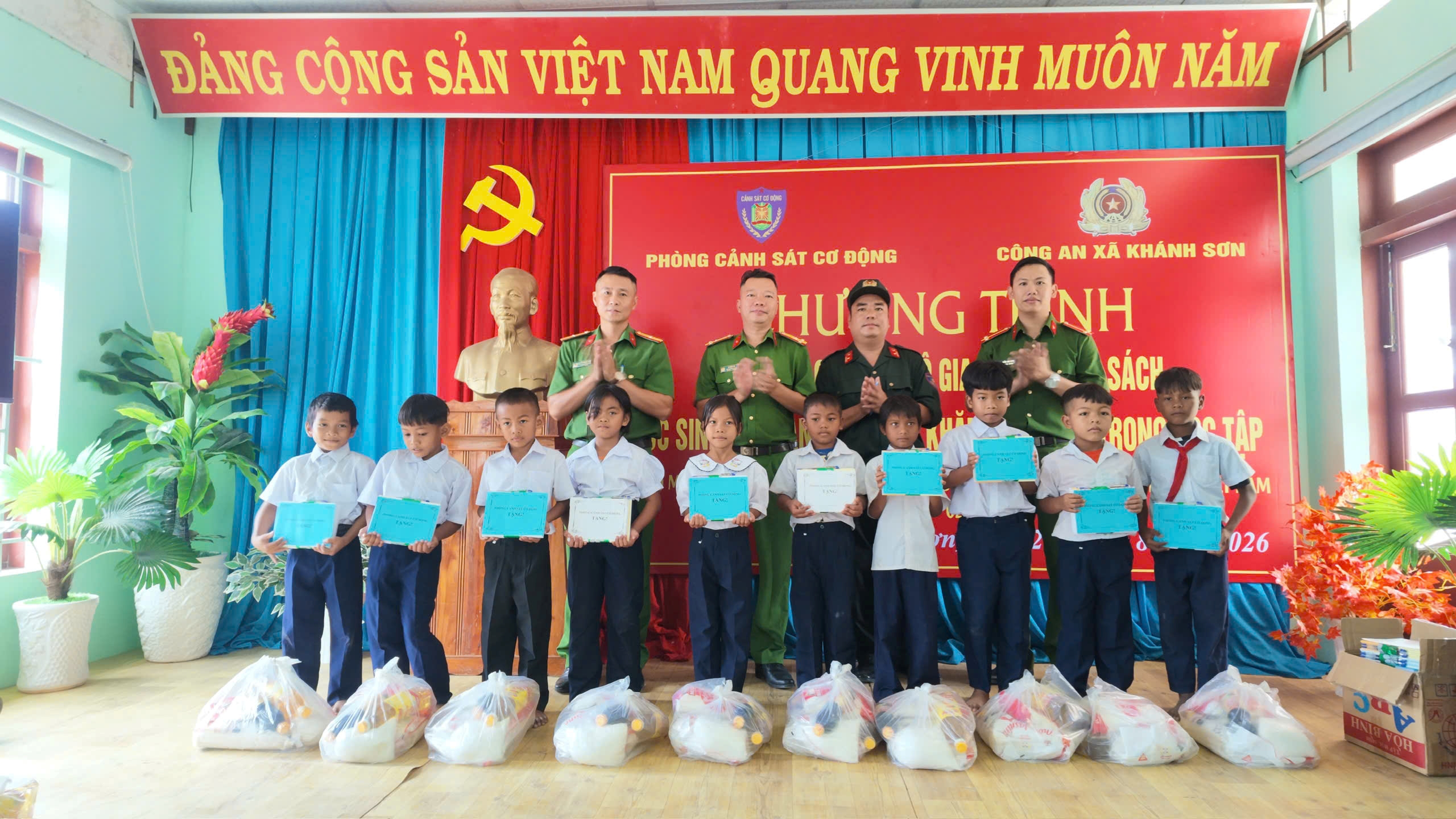Ấm áp những phần quà gửi đến học sinh vùng khó