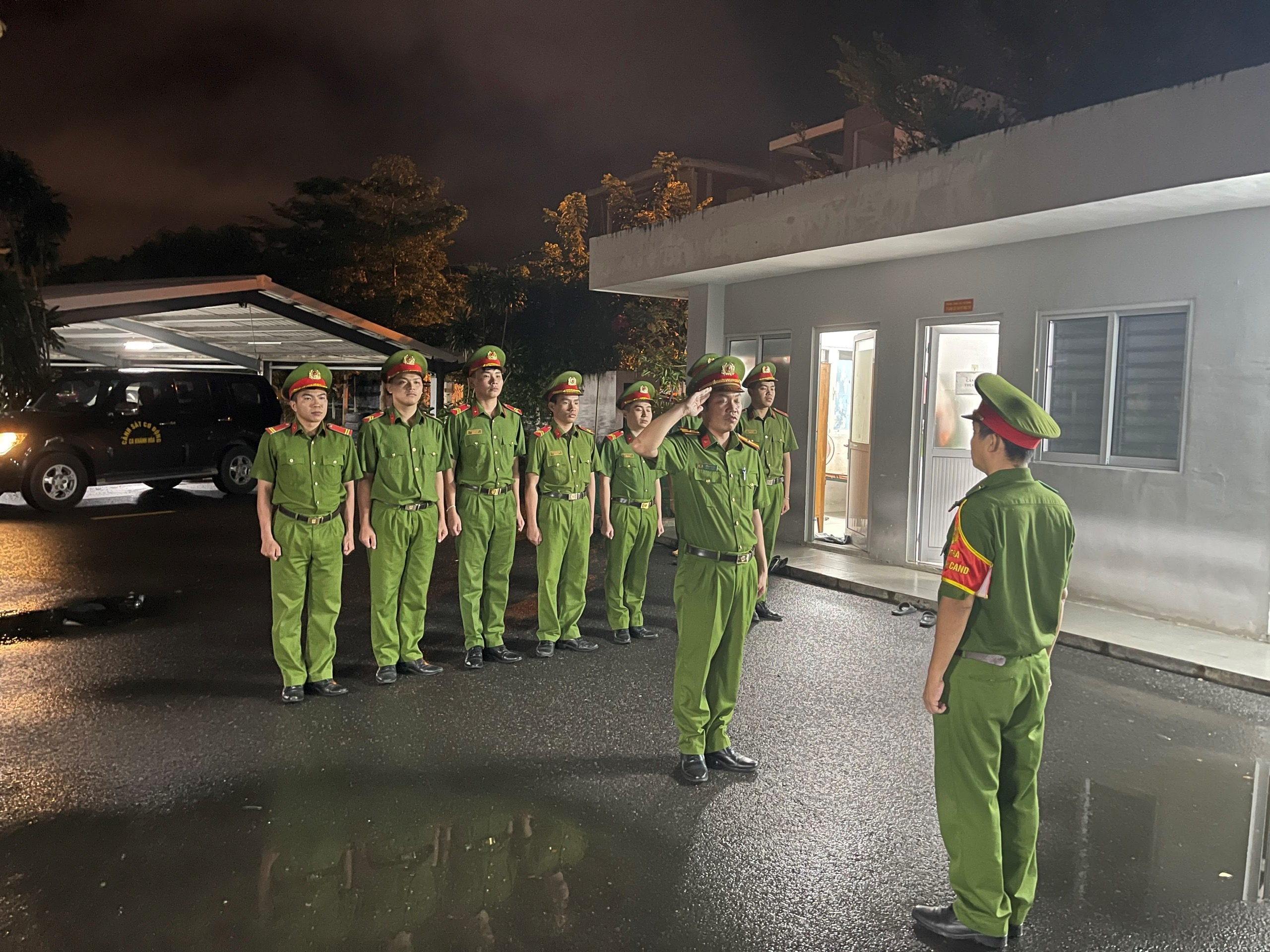 Tổ điều lệnh bán chuyên trách Phòng Cảnh sát cơ động kiểm tra việc chấp hành điều lệnh Công an nhân dân tại các mục tiêu trong dịp lễ 30/4 – 1/5.
