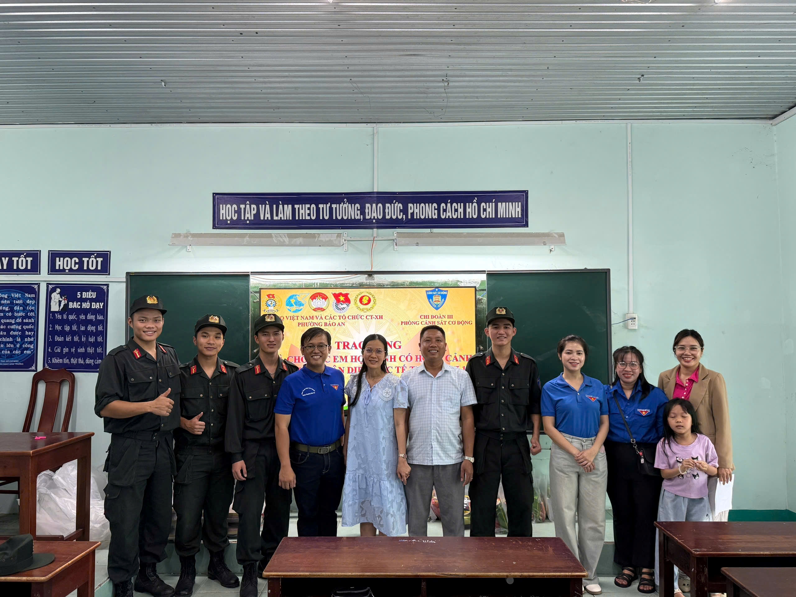 Tuổi trẻ Phòng Cảnh sát cơ động chung tay mang niềm vui đến thiếu nhi có hoàn cảnh khó khăn nhân ngày Quốc tế Thiếu nhi 01/6