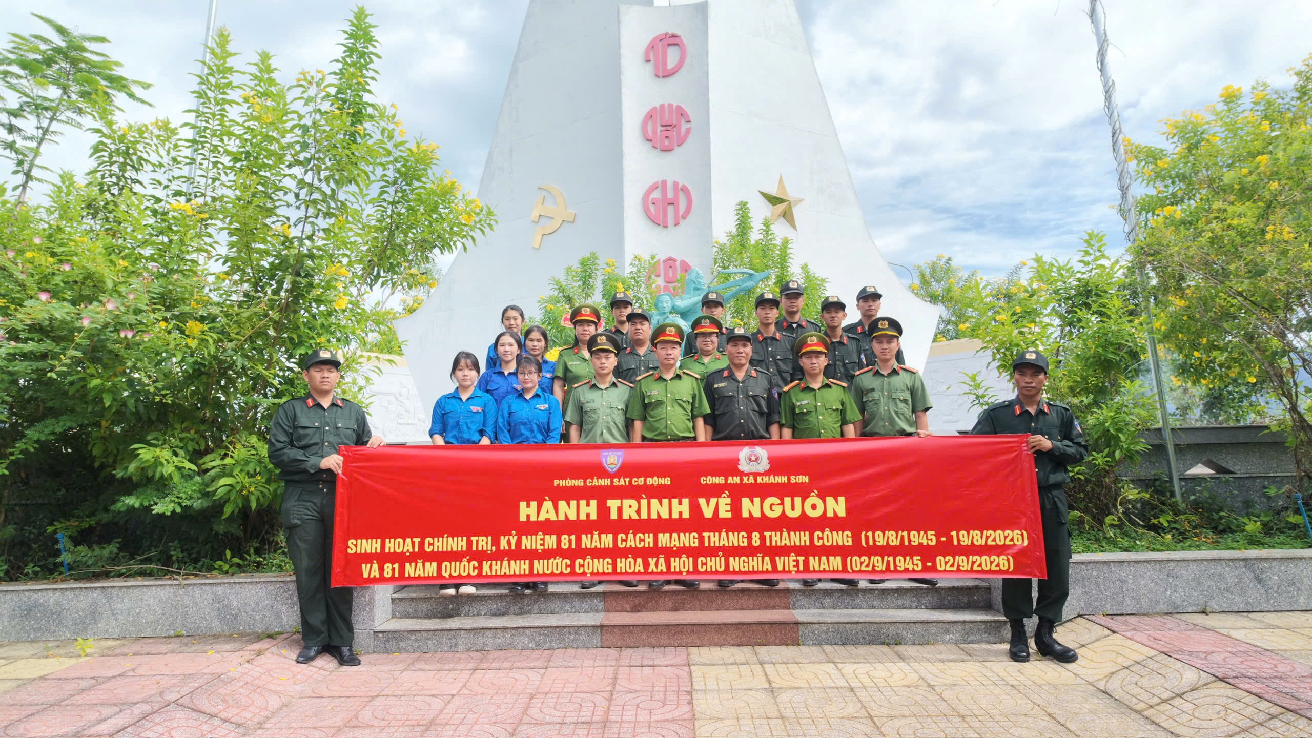 Thành kính dâng hương, tưởng niệm các Anh hùng liệt sĩ tại Khánh Sơn