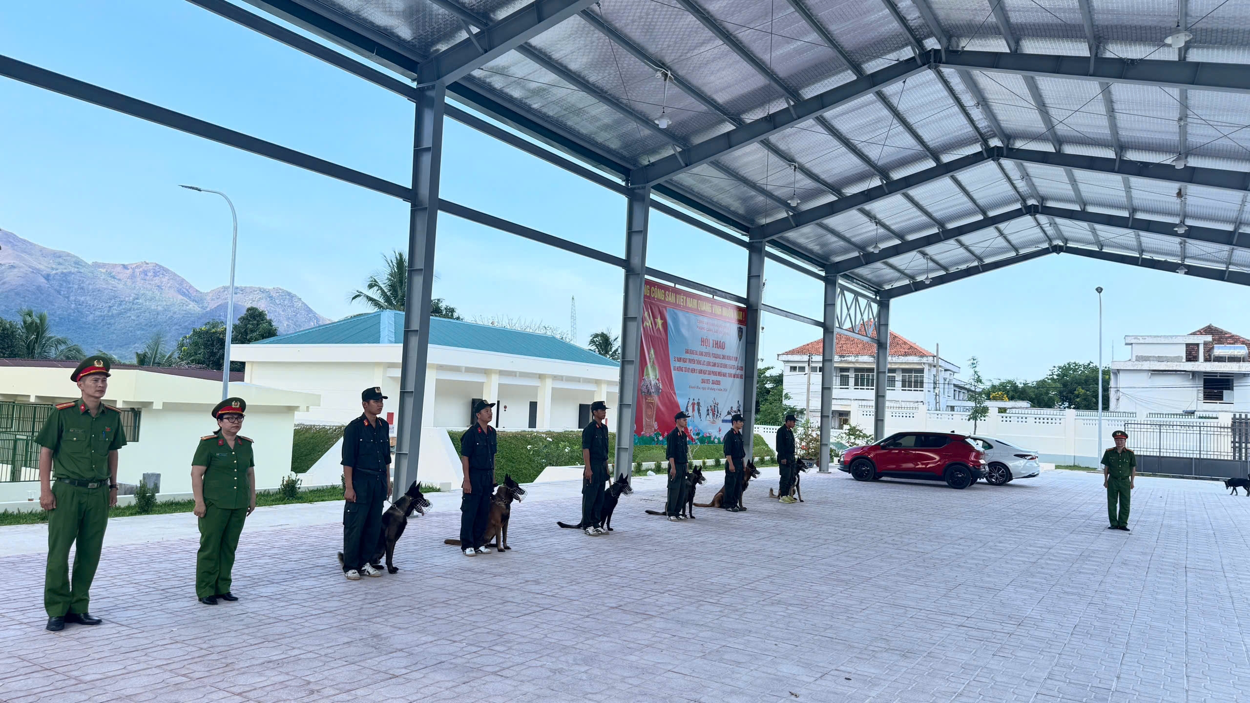 Khổ luyện trên thao trường - rèn bản lĩnh chó nghiệp vụ tấn công, khống chế đối tượng sử dụng vũ khí cố thủ