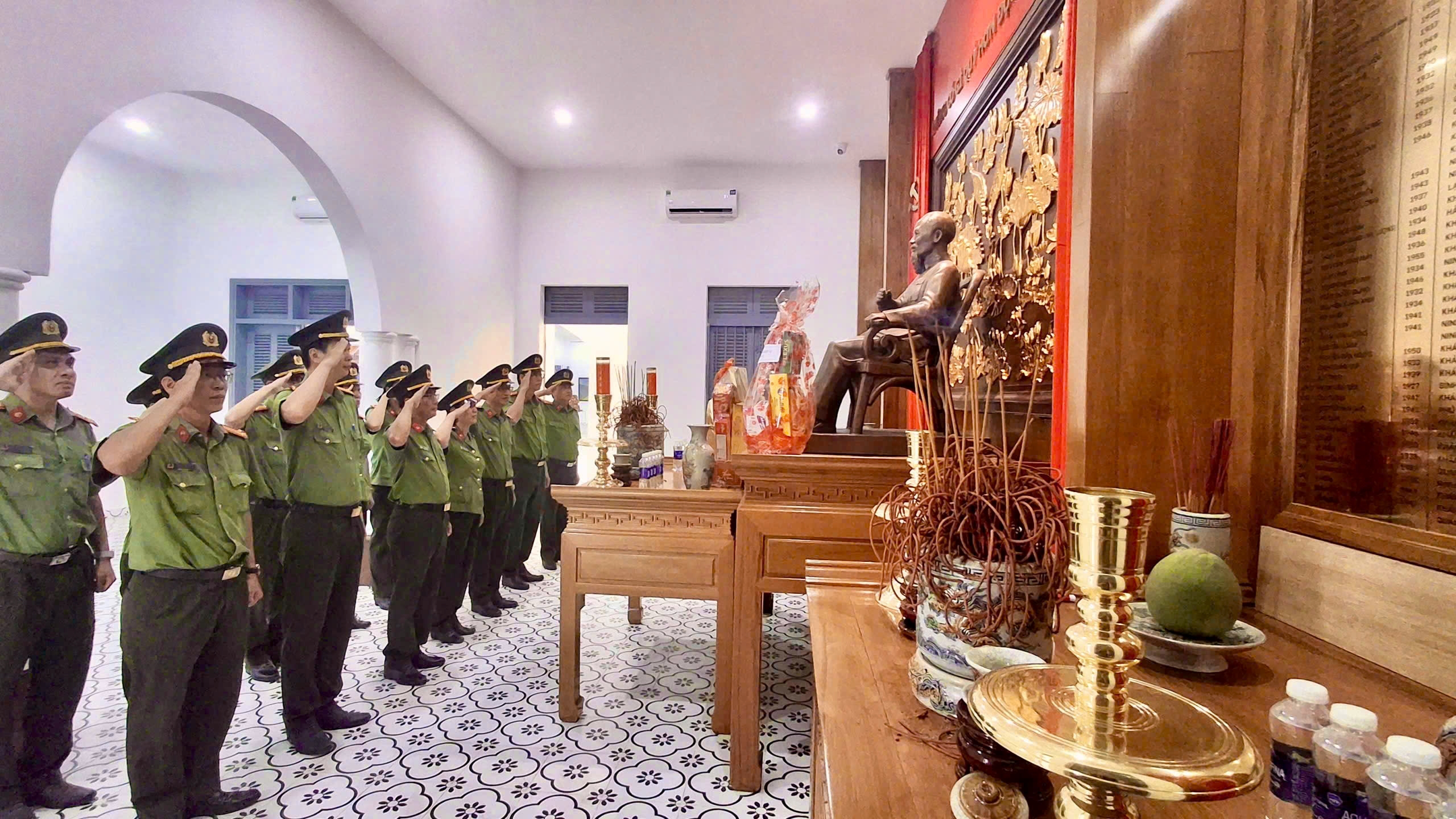 Phòng Hồ sơ nghiệp vụ dâng hương kỷ niệm 81 năm Ngày truyền thống Công an nhân dân Việt Nam