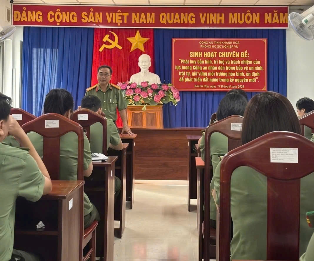Phòng Hồ sơ nghiệp vụ: Tổ chức sinh hoạt chính trị tư tưởng  với chủ đề “Phát huy bản lĩnh, trí tuệ và trách nhiệm của lực lượng Công an nhân dân trong bảo vệ an ninh, trật tự”