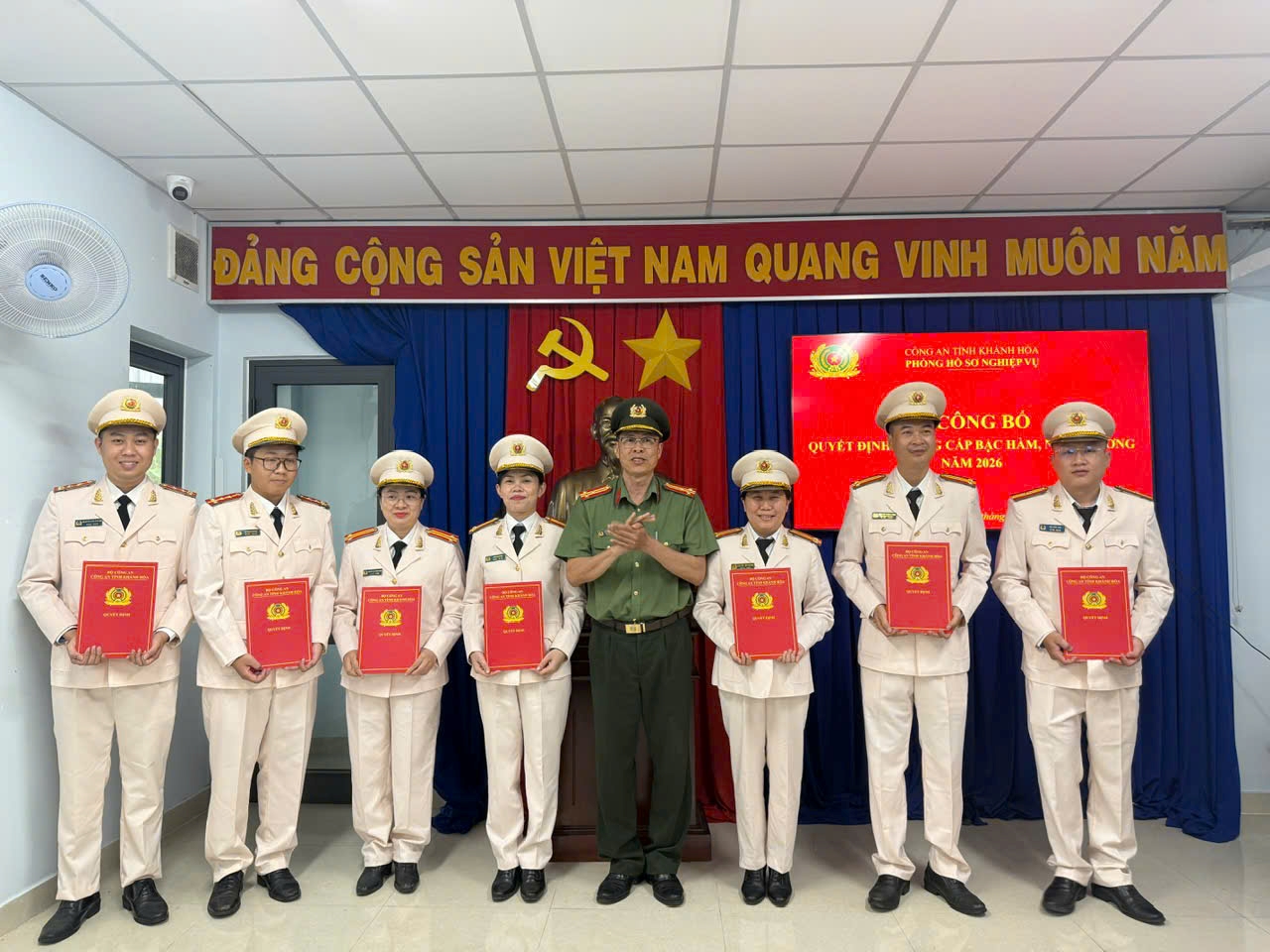 Phòng Hồ sơ nghiệp vụ - Công an tỉnh Khánh Hoà tổ chức trang trọng Lễ thăng cấp bậc hàm, nâng bậc lương năm 2026