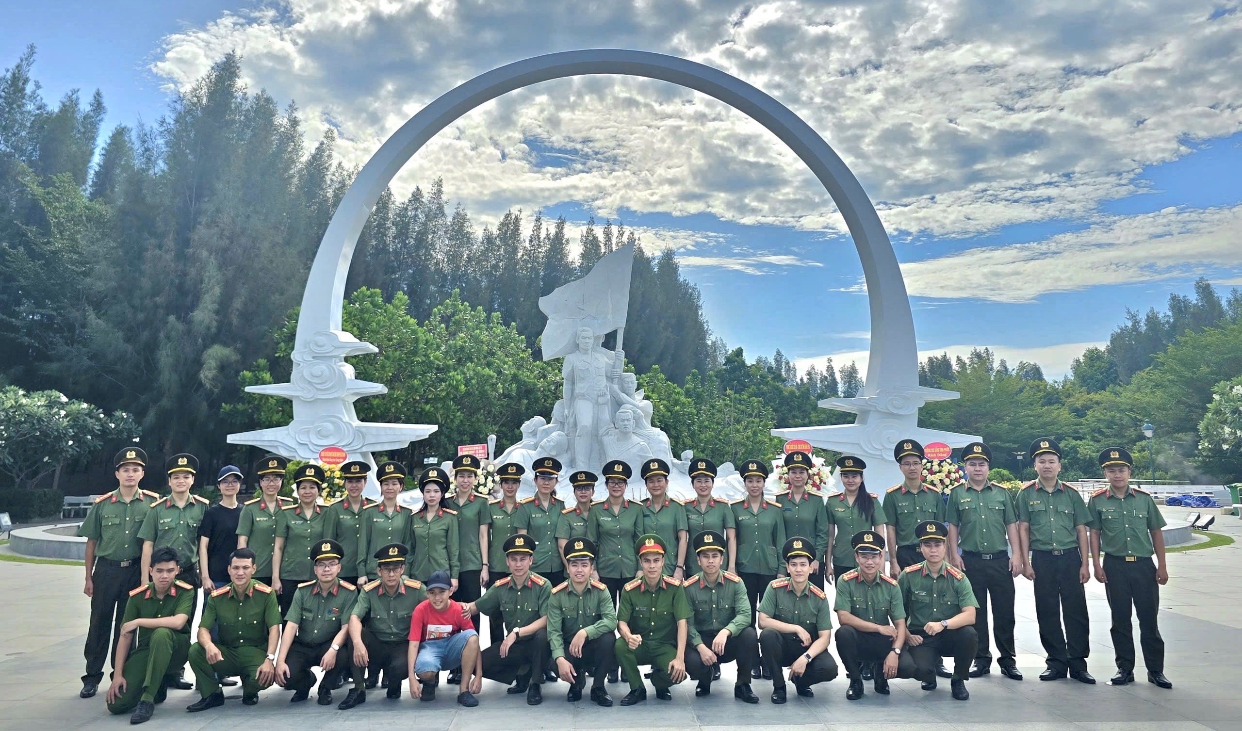 Đoàn Thanh niên, Hội Phụ nữ Phòng Tổ chức cán bộ phối hợp cùng Công an xã Cam Lâm đã tổ chức các hoạt động sinh hoạt chính trị, giáo dục truyền thống cách mạng và tri ân các anh hùng liệt sĩ