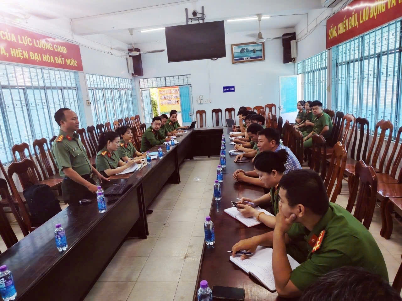 Thanh tra Công an tỉnh hướng dẫn nghiệp vụ tiếp công dân, khiếu nại, tố cáo tại Công an xã Diên Khánh