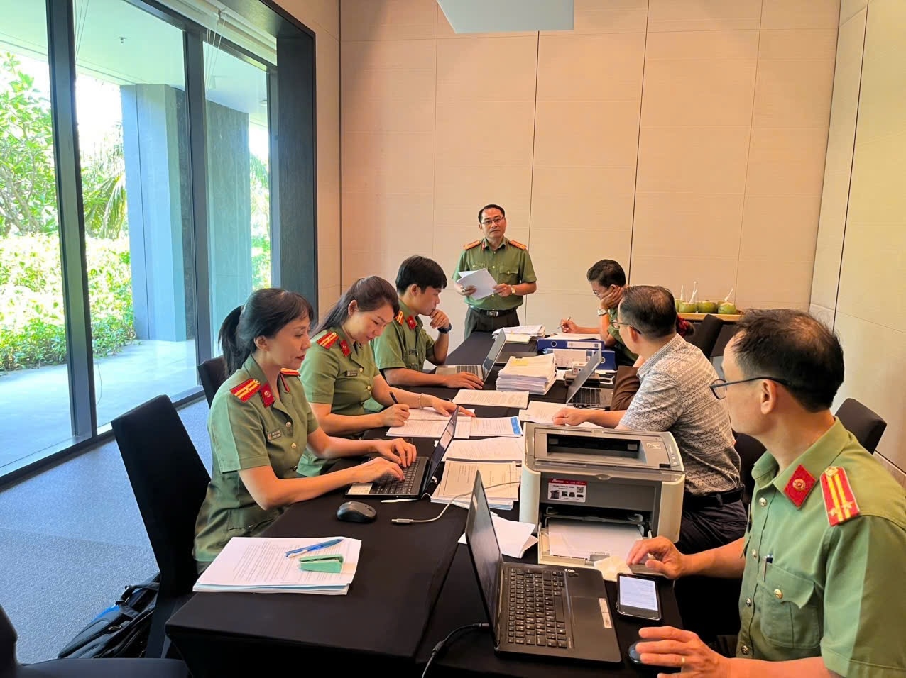 Thanh tra việc chấp hành các quy định của pháp luật về nhập cảnh, xuất cảnh, cư trú của người nước ngoài