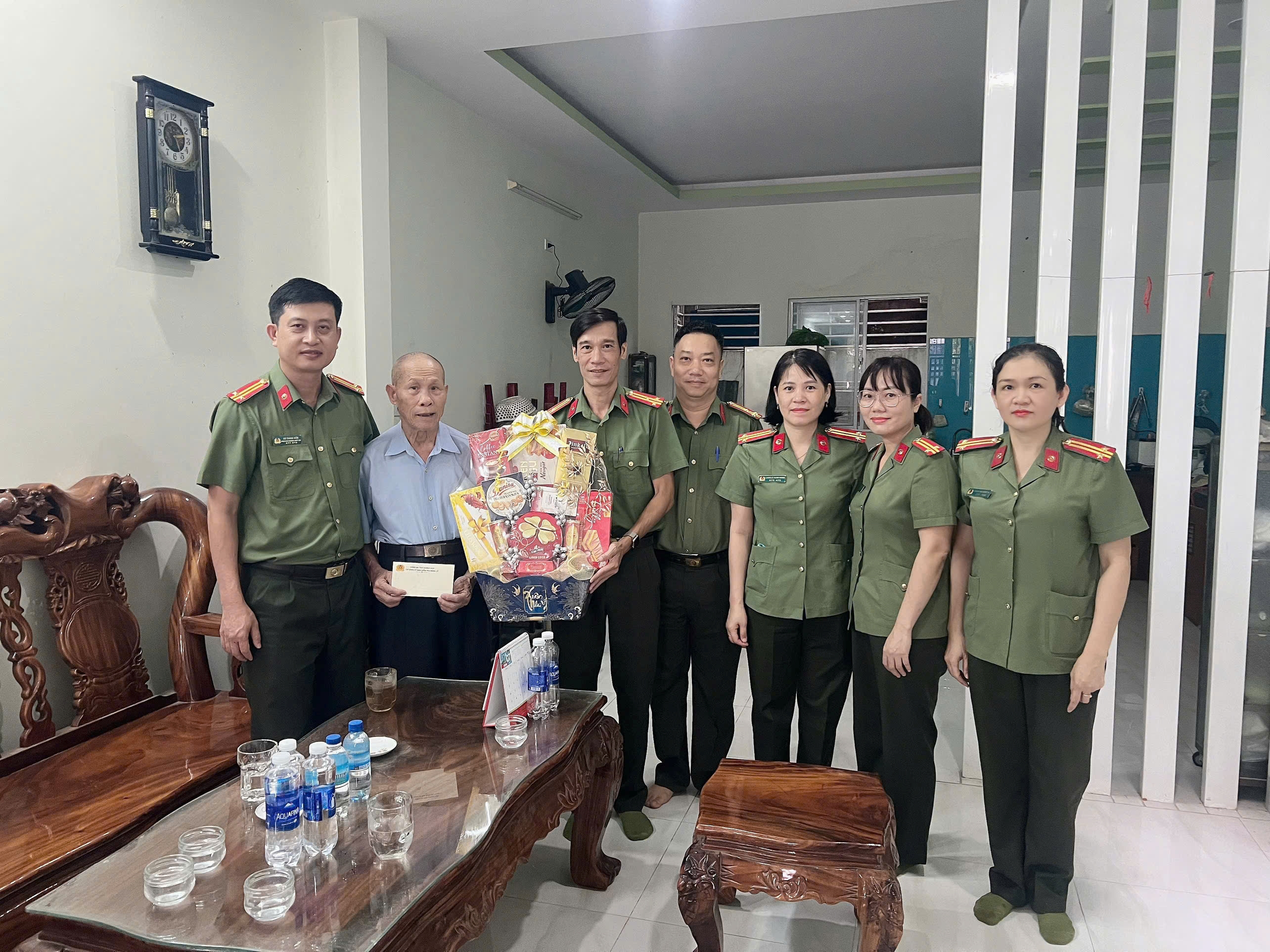 Cơ quan UBKT Đảng ủy Công an tỉnh thăm hỏi, tặng quà các gia đình thân nhân cán bộ, chiến sĩ là người có công với cách mạng, thương bệnh binh nhân kỷ niệm 79 năm Ngày Thương binh - Liệt sĩ (27/7/1947 - 27/7/2026)