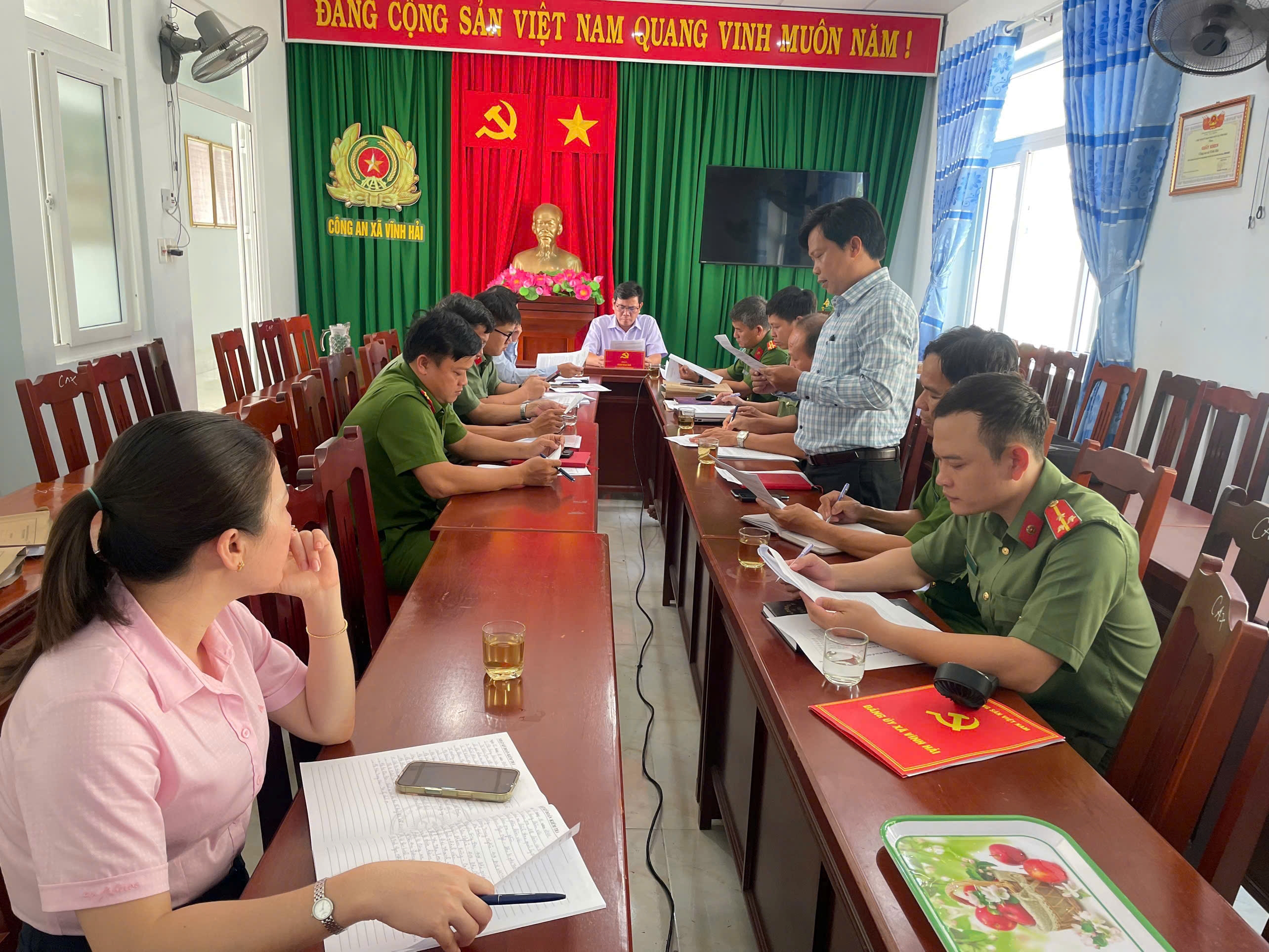 Đảng ủy Công an tỉnh phối hợp Đảng ủy xã Vĩnh Hải tiến hành kiểm tra chuyên đề đối với Đảng ủy Công an xã