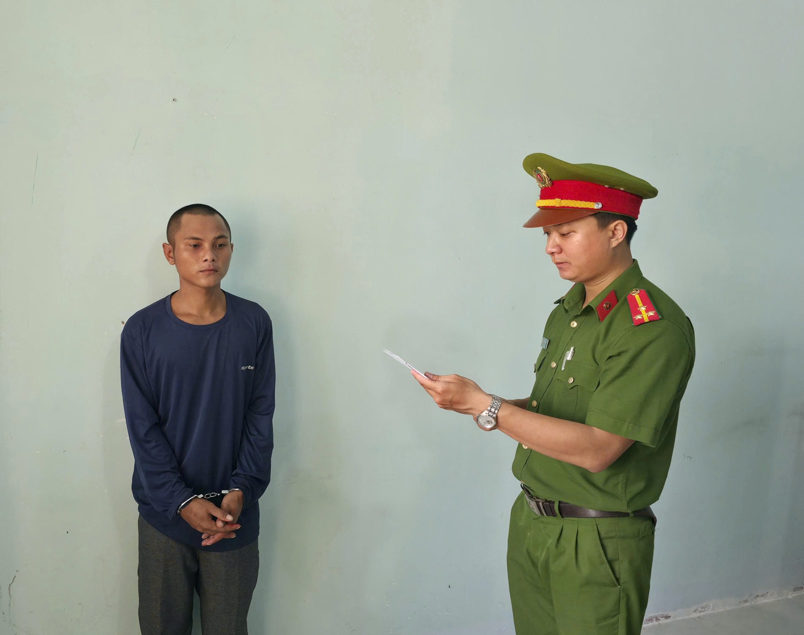 Bắt đối tượng ném chai bia vào bạn nhậu thương tích 45%