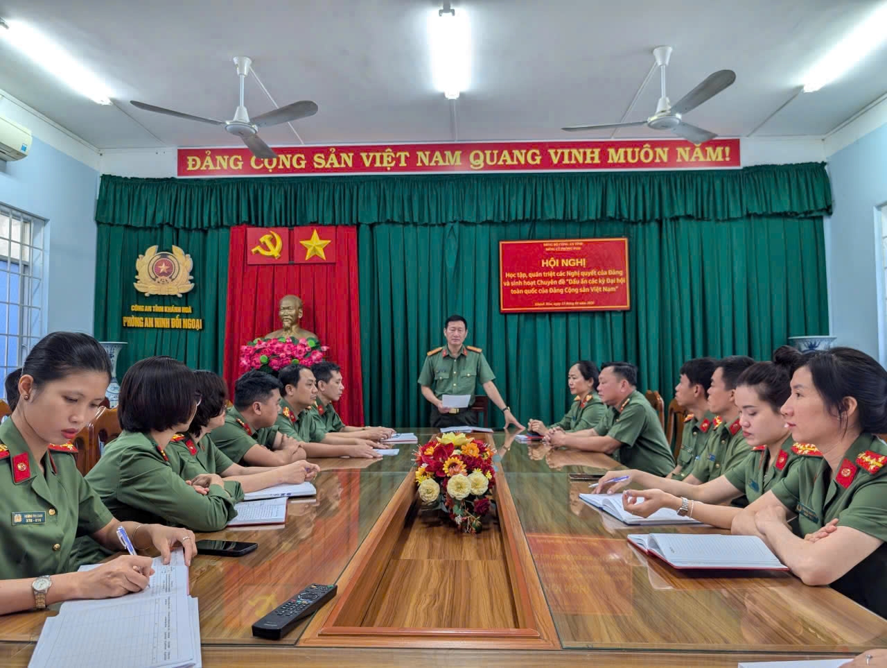 Đảng ủy Phòng An ninh đối ngoại: Tổ chức sinh hoạt chính trị chuyên đề “Dấu ấn các kỳ Đại hội toàn quốc của Đảng Cộng sản Việt Nam”.