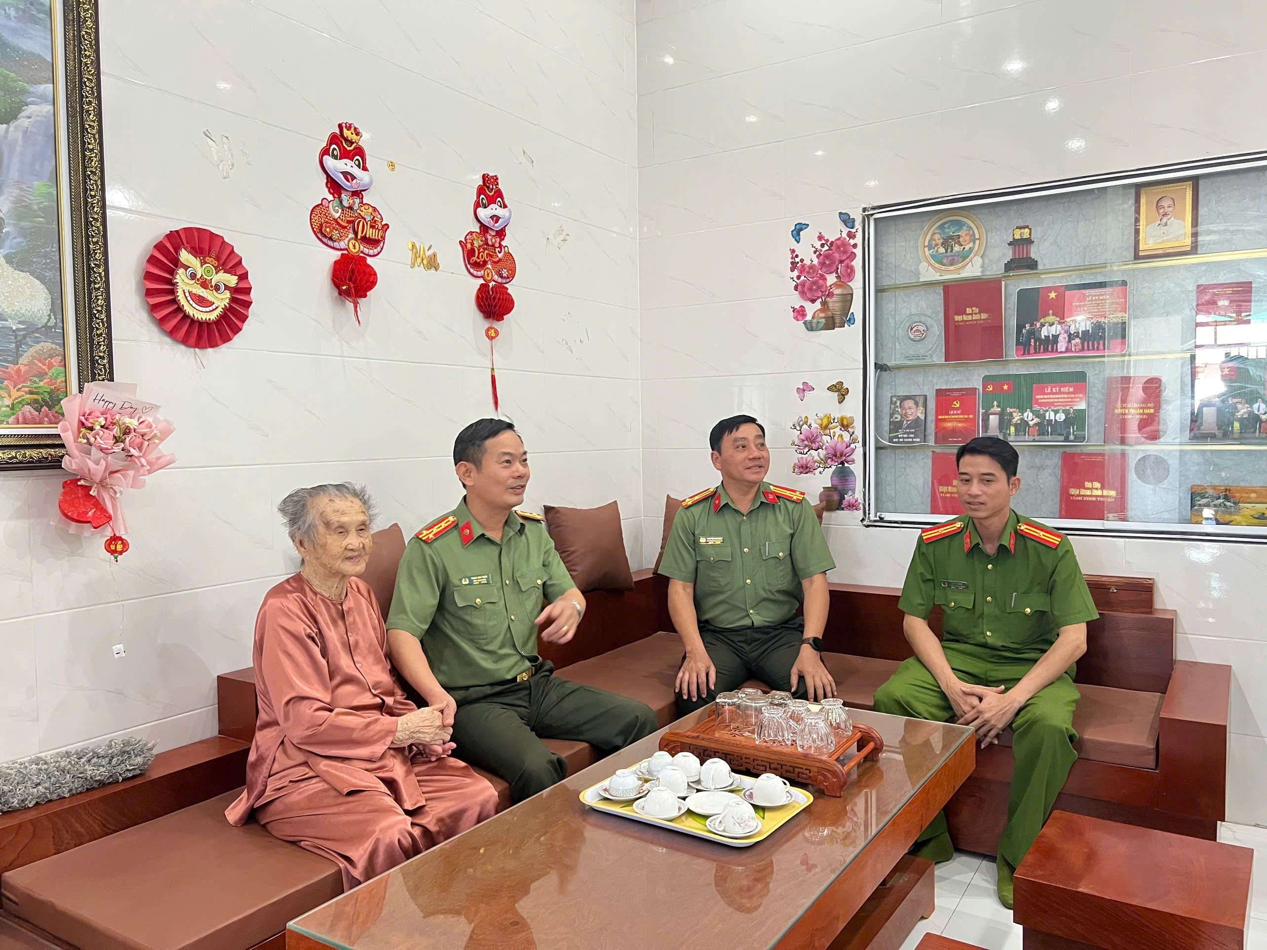 Đoàn công tác của Công an tỉnh thăm, tặng quà Mẹ Việt Nam Anh hùng nhân dịp Tết Nguyên đán Bính Ngọ năm 2026