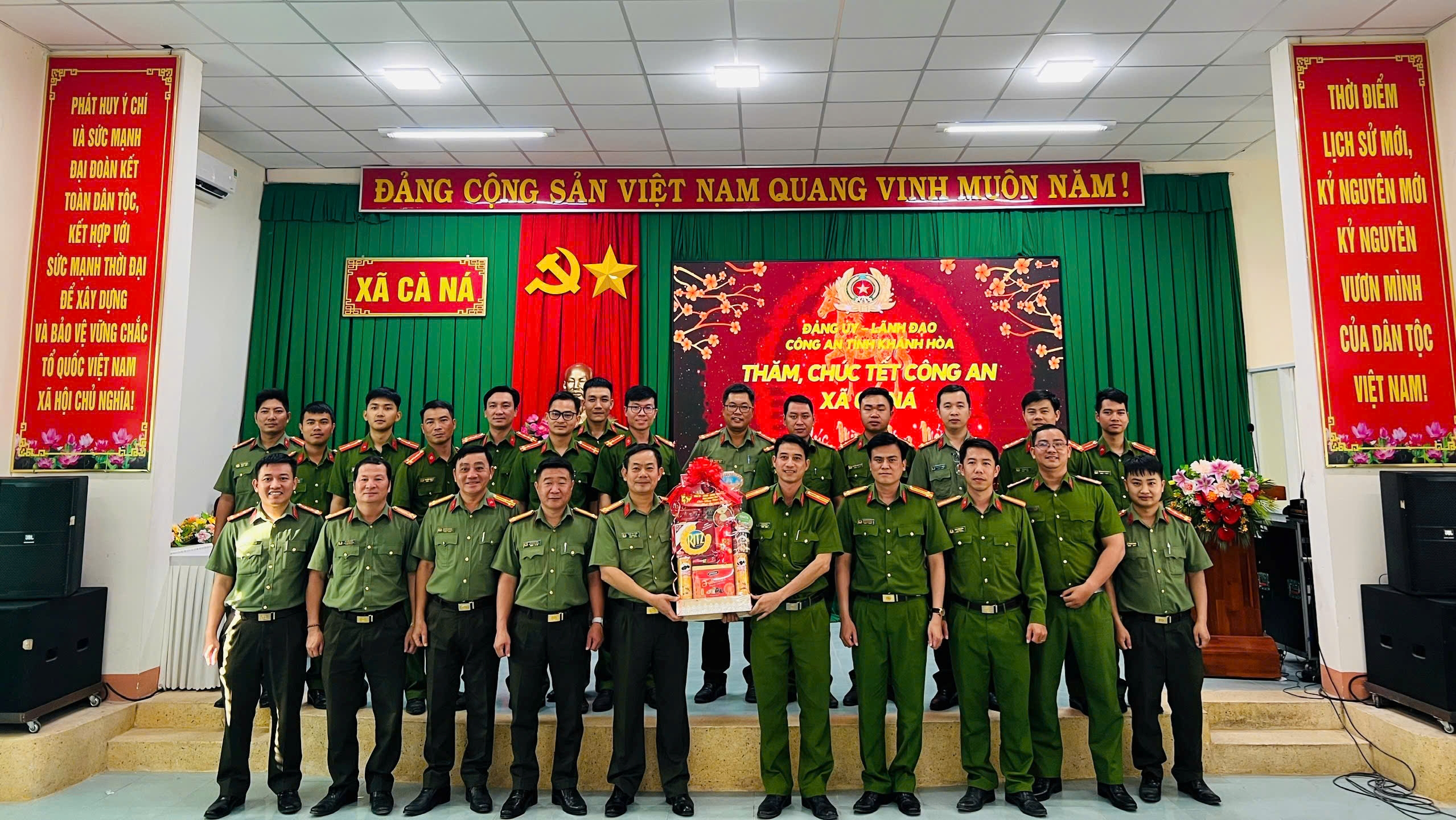 Lãnh đạo Công an tỉnh thăm, tặng quà chúc Tết các đơn vị Công an cơ sở