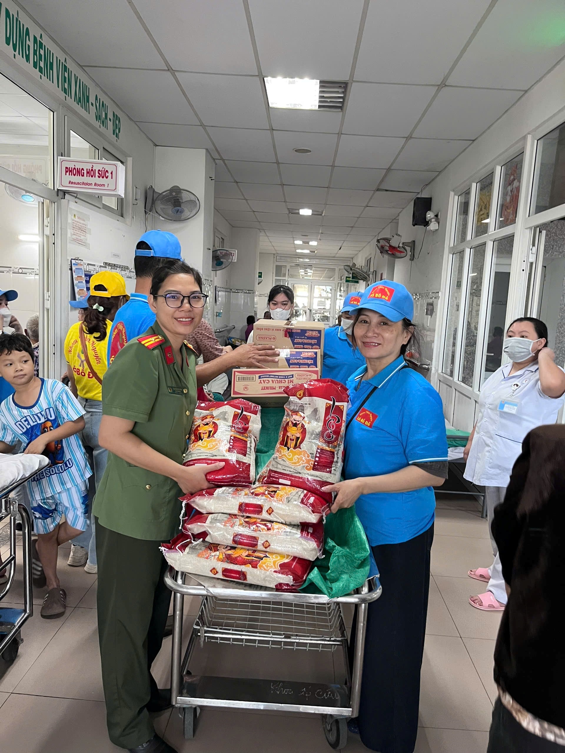 Phòng An ninh điều tra: Thăm, tặng quà cho các bệnh nhân đang điều trị tại bệnh viện đa khoa Ninh Thuận.