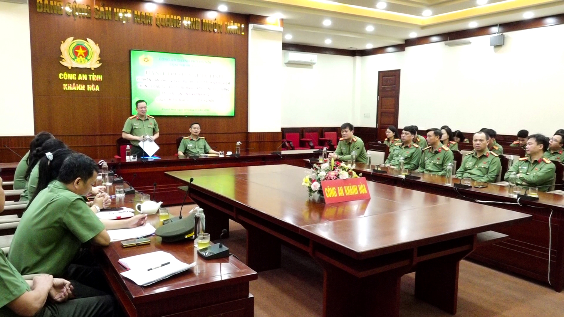 Công an tỉnh Khánh Hòa và Cụm thi đua số 5 Công an thành phố Hà Nội giao lưu trao đổi kinh nghiệm công tác