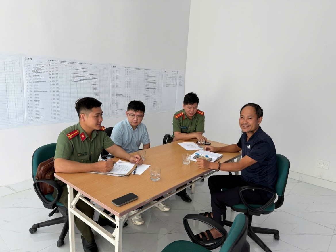 Công an xã Công Hải tăng cường kiểm tra cư trú đối với người nước ngoài trong đợt cao điểm tấn công, trấn áp tội phạm bảo vệ Tết Nguyên đán Bính Ngọ và bảo vệ Đại hội đại biểu toàn quốc lần thứ XIV của Đảng