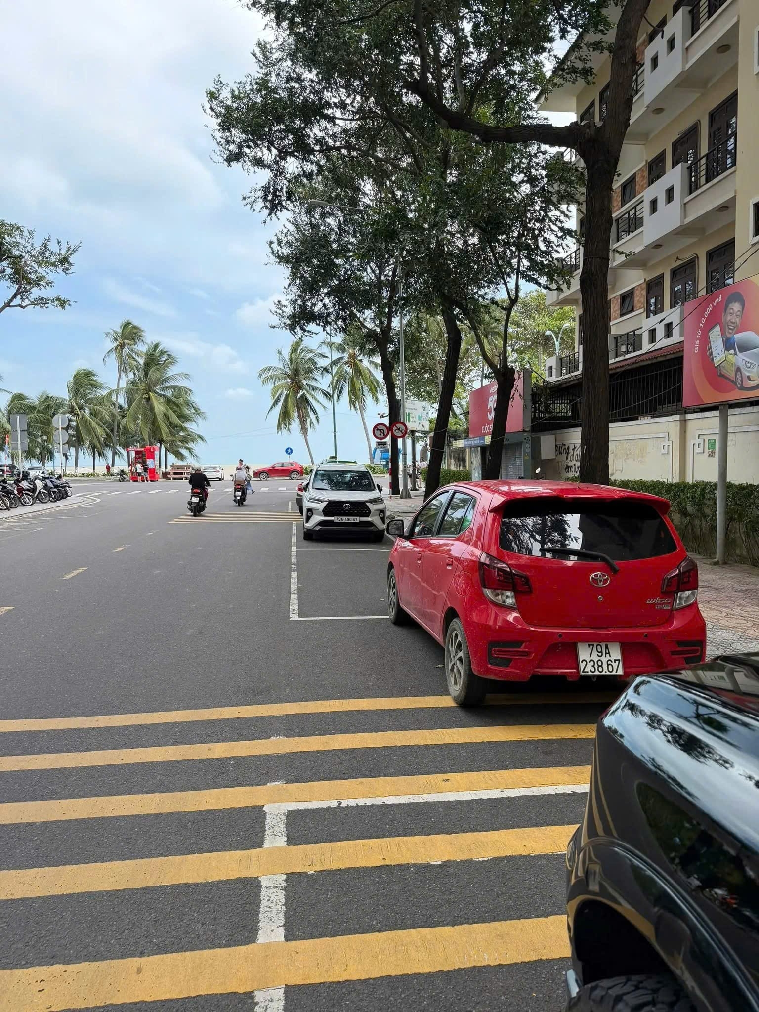 Bị lập biên bản vì hành vi đỗ xe không giống ai