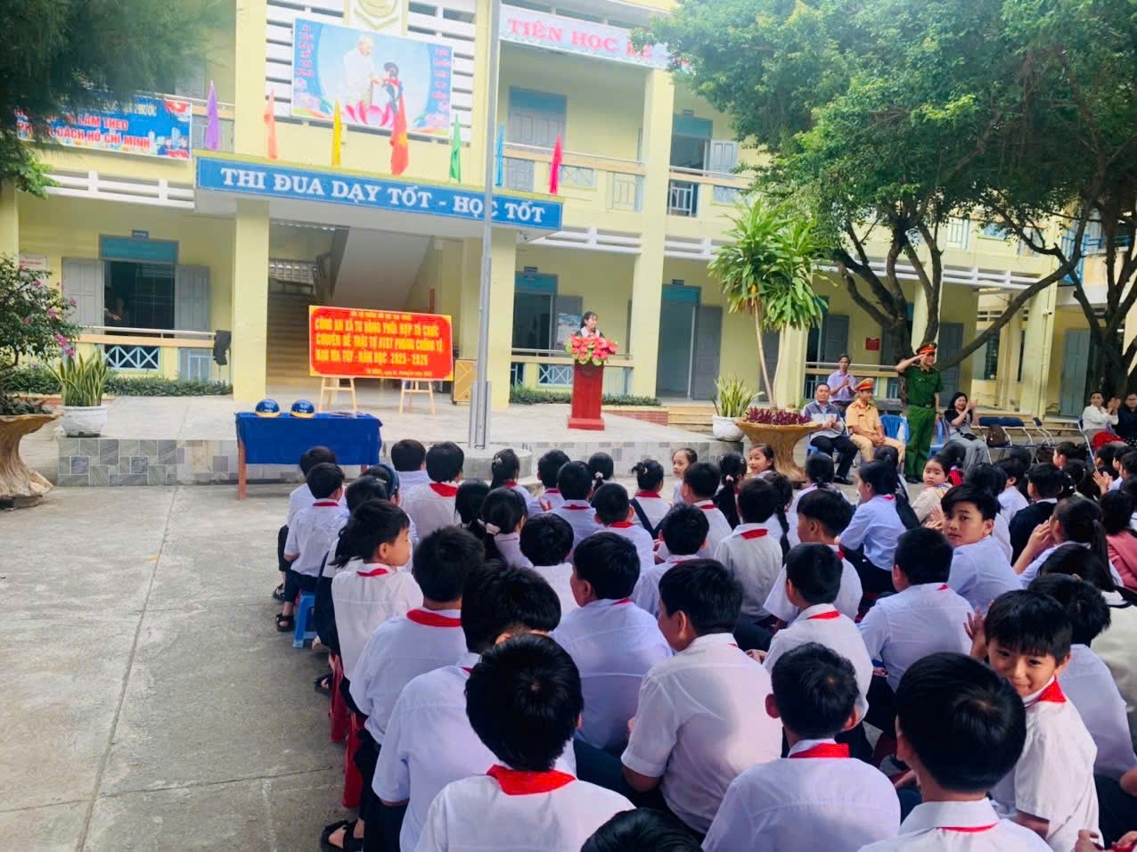 Tuyên truyền luật trật tự an toàn giao thông tại trường tiểu học Vạn Phước