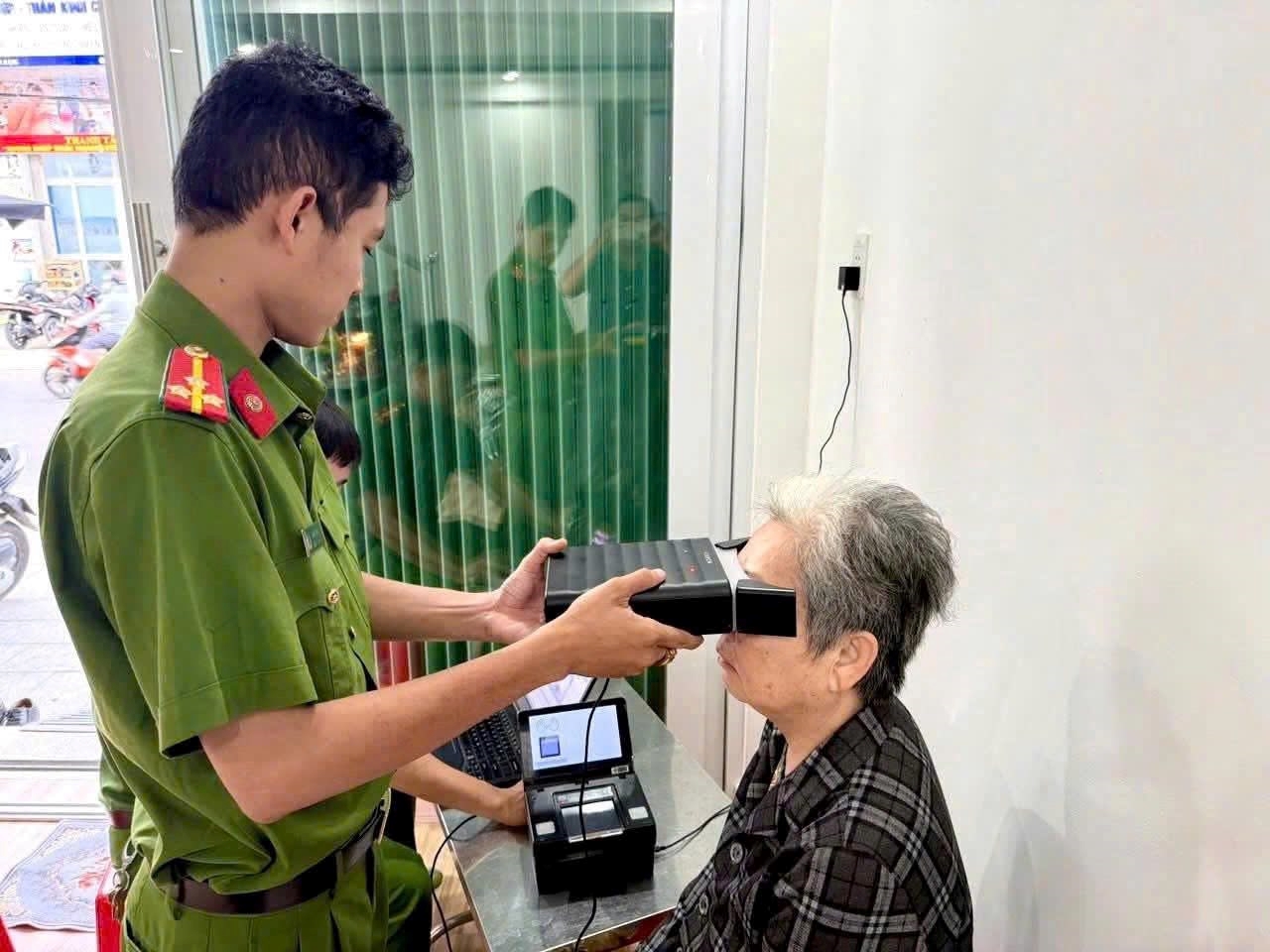 Nâng cao chất lượng cải cách hành chính - ấp căn cước tại nhà cho công dân