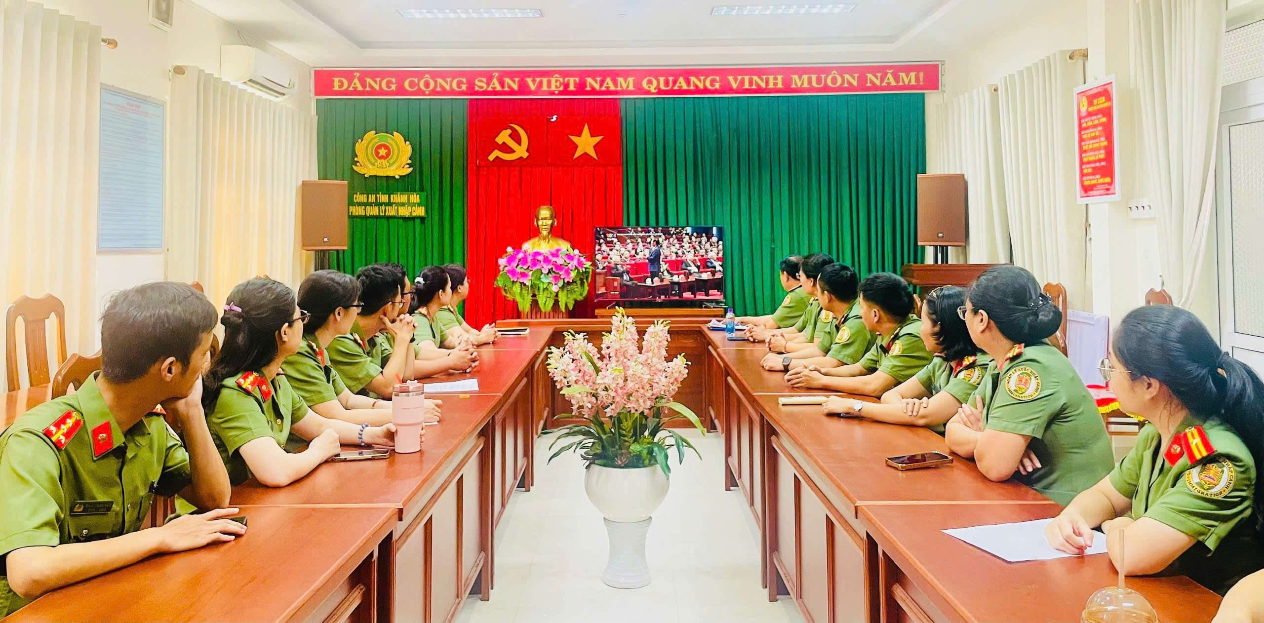 Cán bộ, đảng viên đảng bộ phòng quản lý xuất nhập cảnh tích cực theo dõi lễ khai mạc Đại hội đại biểu toàn quốc lần thứ XIV của Đảng