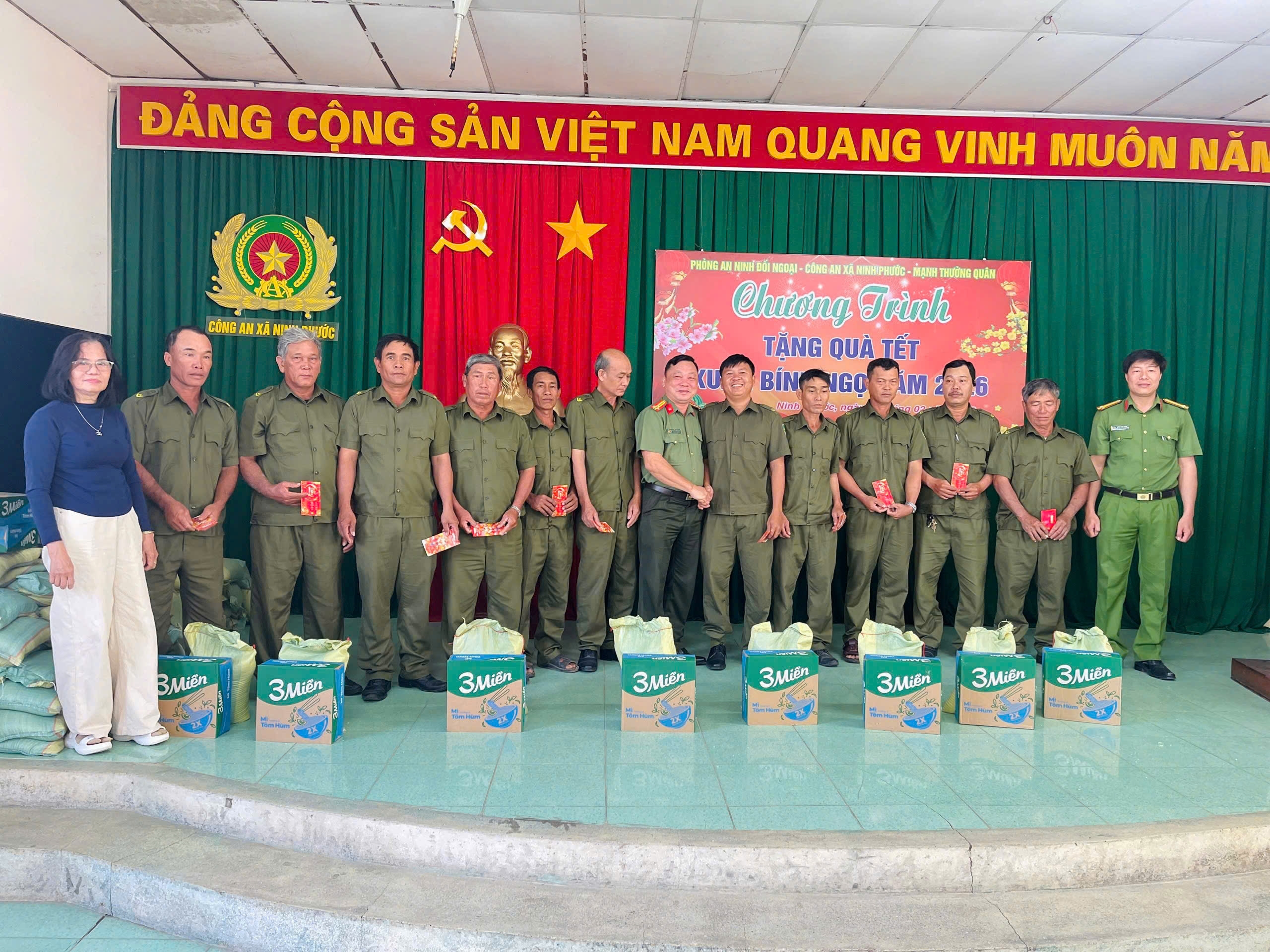 Phòng An ninh đối ngoại phối hợp tổ chức thăm hỏi, tặng quà cho lực lượng an ninh, trật tự ở cơ sở trên địa bàn xã Ninh Phước