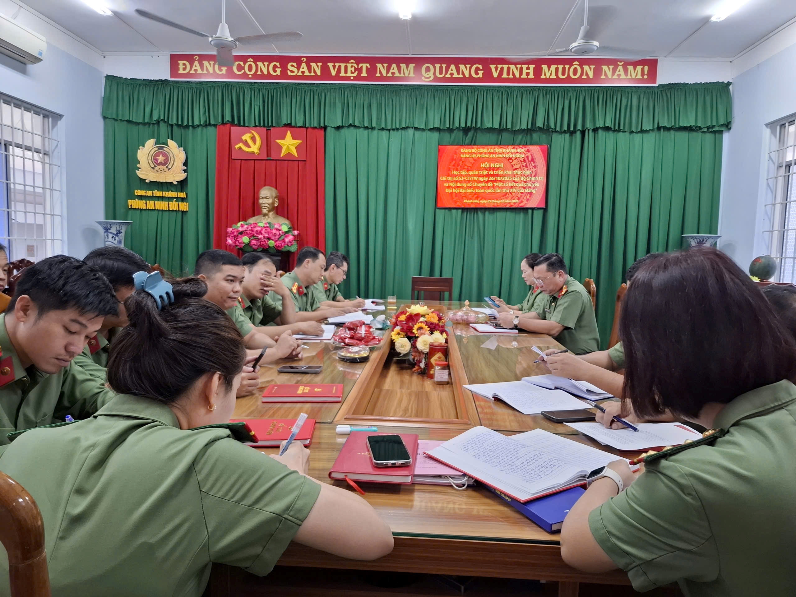 Đảng bộ Phòng An ninh đối ngoại tổ chức Hội nghị học tập, quán triệt và triển khai thực hiện Chỉ thị số 53-CT/TW ngày 26/10/2025 của Bộ Chính trị và nội dung số Chuyên đề “Một số kết quả chủ yếu Đại hội đại biểu toàn quốc lần thứ XIV của Đảng”.