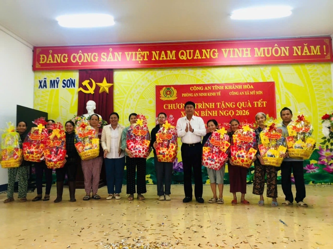 Lãnh đạo Công an tỉnh Khánh Hòa trao tặng quà tết cho Nhân dân xã Mỹ Sơn và xã Phước Hậu nhân dịp xuân Bính Ngọ 2026