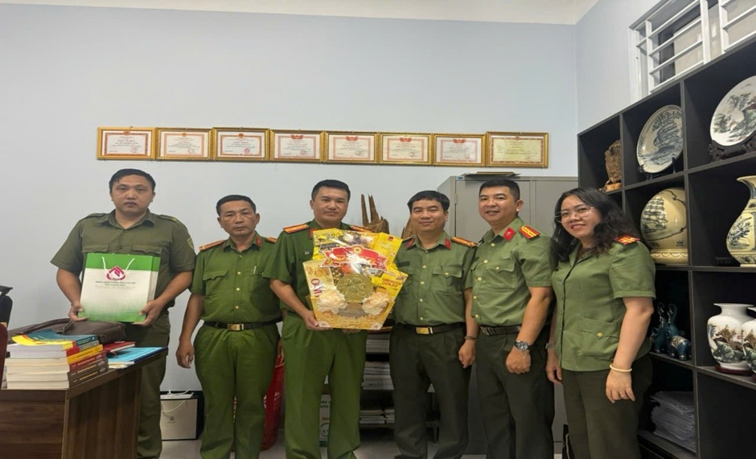 Phòng An ninh kinh tế tổ chức thăm tặng quà công an 12 xã địa bàn an ninh cơ sở và lực lượng an ninh cơ sở