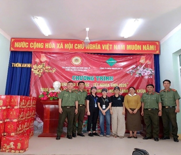 Đoàn thanh niên phòng An ninh kinh tế thăm tặng quà cho các hộ gia đình khó khăn trên địa bàn nhân dịp tết Nguyên đán