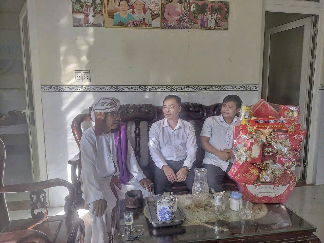 Phòng An ninh nội địa thăm, tặng quà chức sắc, người có uy tín tiêu biểu nhân dịp tết Ramưwan và tháng lễ ramadan năm 2026
