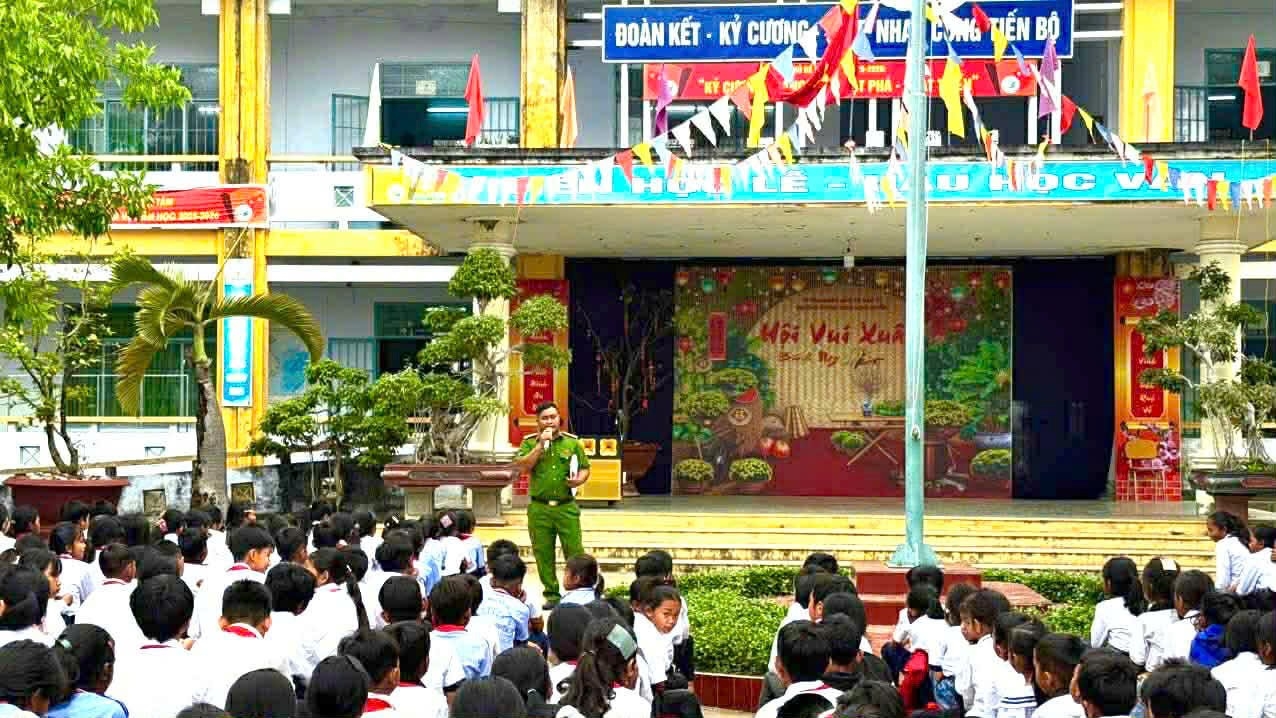 Công an xã Bác Ái tổ chức tuyên truyền, phổ biến pháp luật cho giáo viên, học sinh tại Trường tiểu học THCS Ngô Quyền