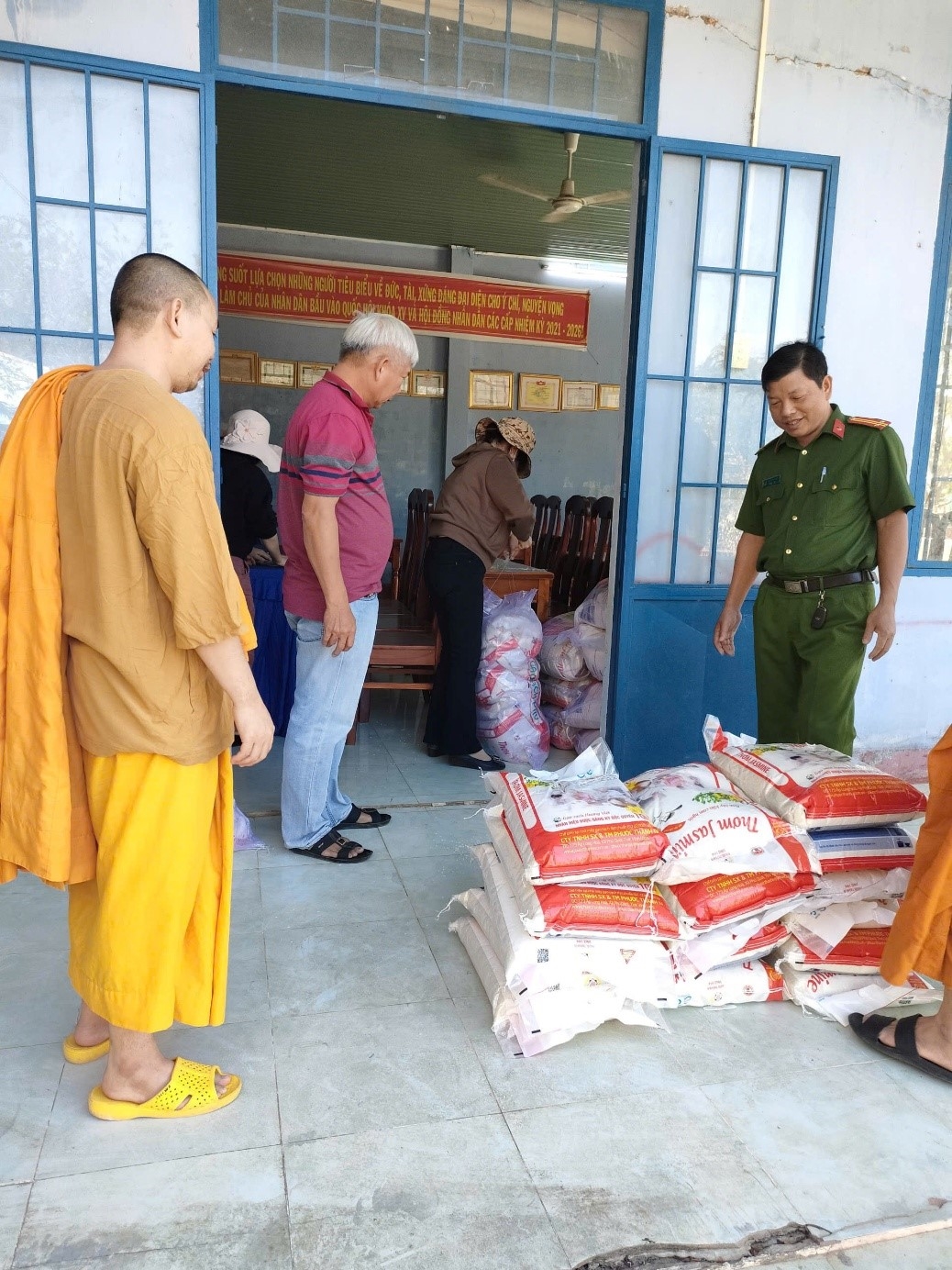 Công an xã Bác Ái thăm hỏi động viên nhân dân thôn Suối Rớ, xã Bác Ái dịp cuối năm