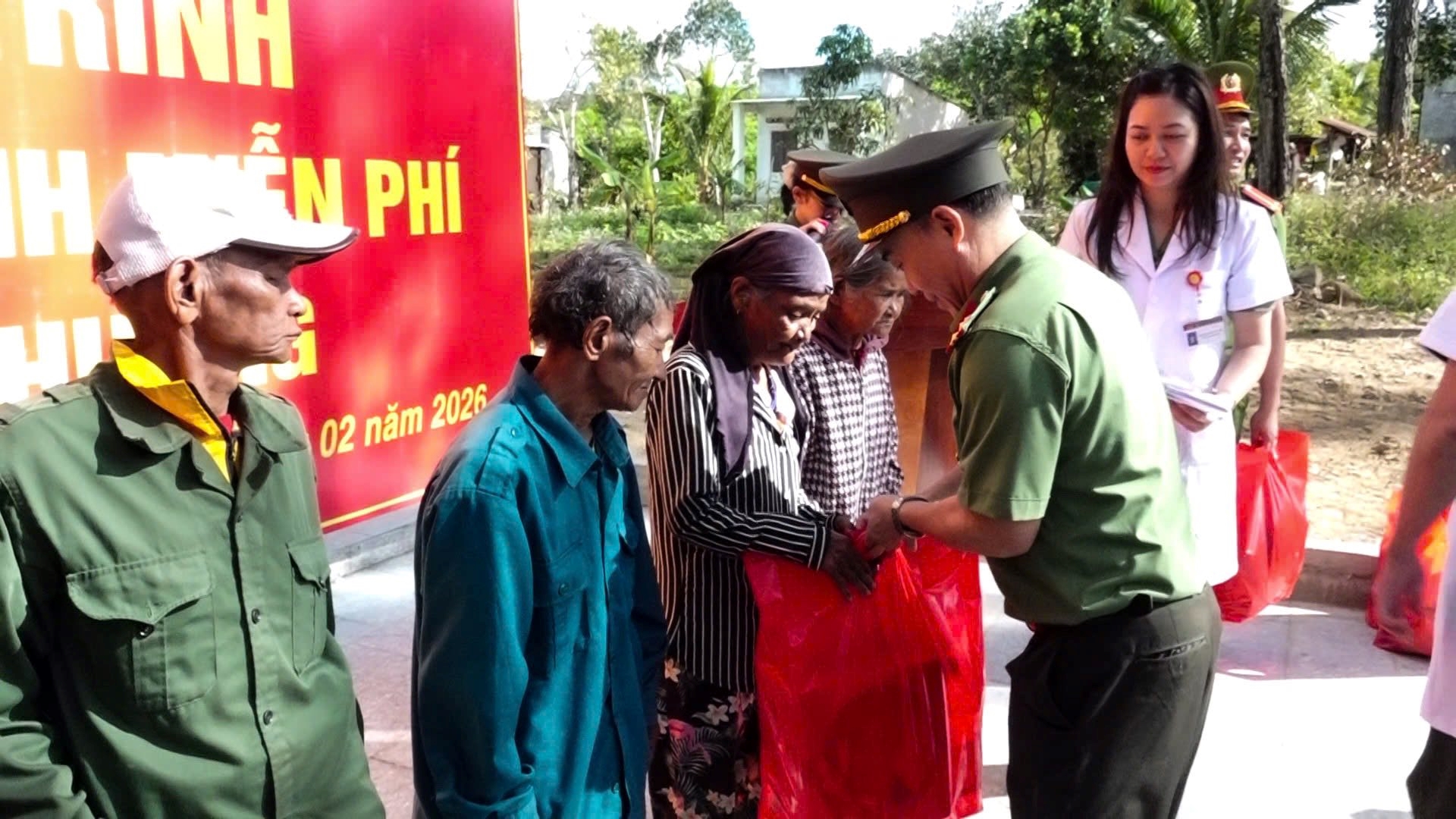 Khám bệnh, tặng quà cho người dân có hoàn cảnh khó khăn trên địa bàn xã Đông Khánh Sơn