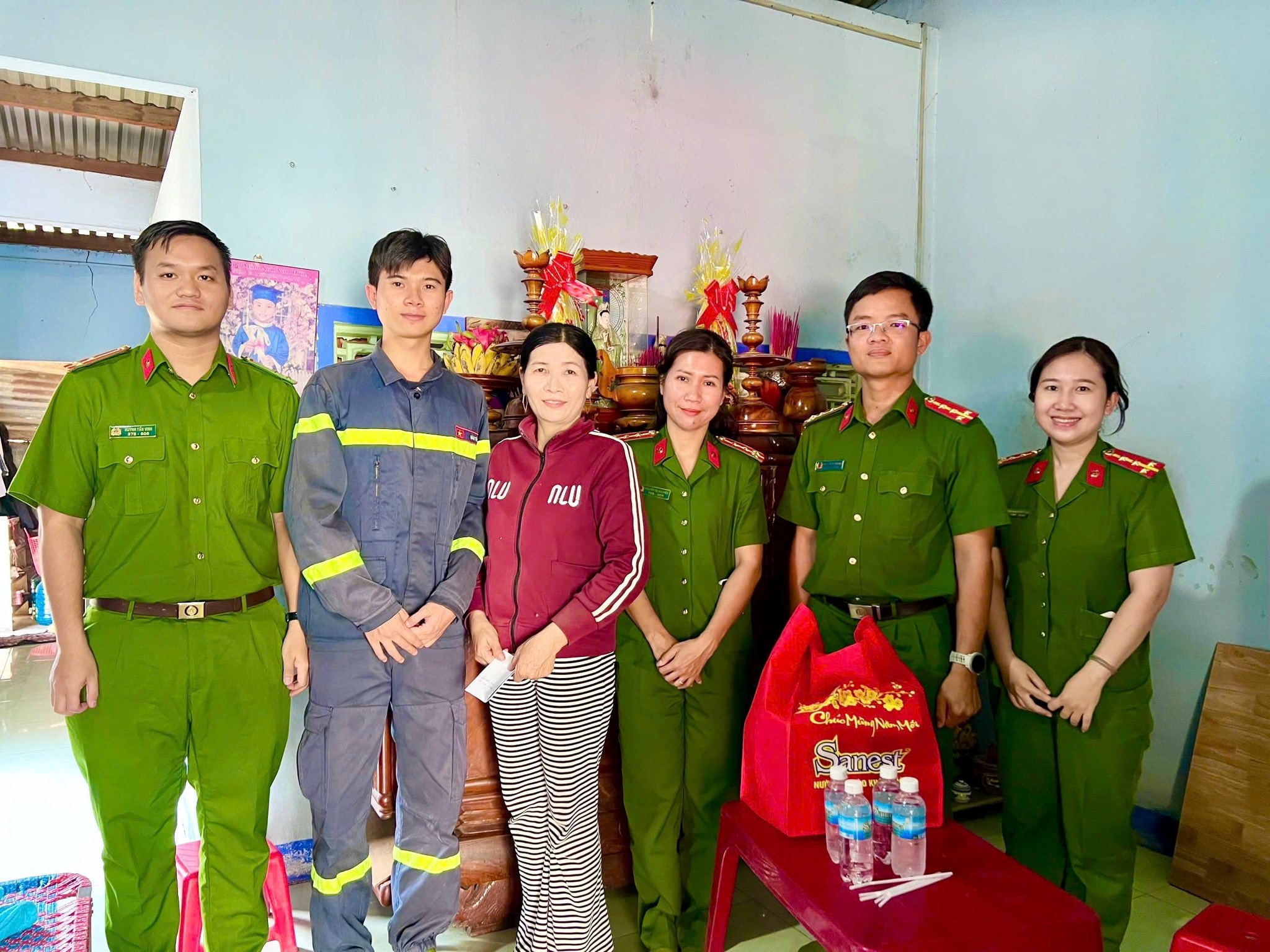 Đoàn cơ sở và hội phụ nữ phòng cảnh sát phòng cháy chữa cháy và cứu nạn cứu hộ tổ chức hoạt động thiện nguyện, đền ơn đáp nghĩa