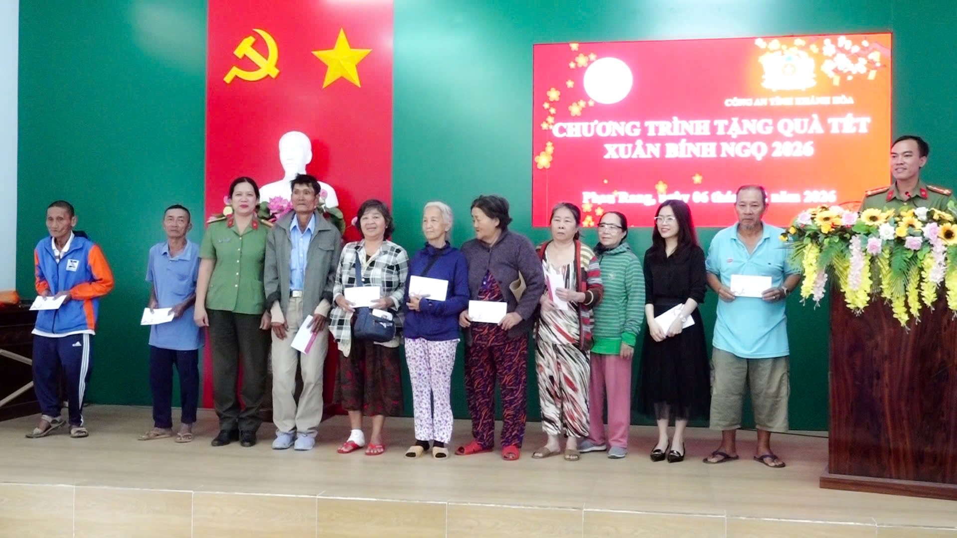 Trao tặng quà Tết cho các hộ gia đình có hoàn cảnh khó khăn