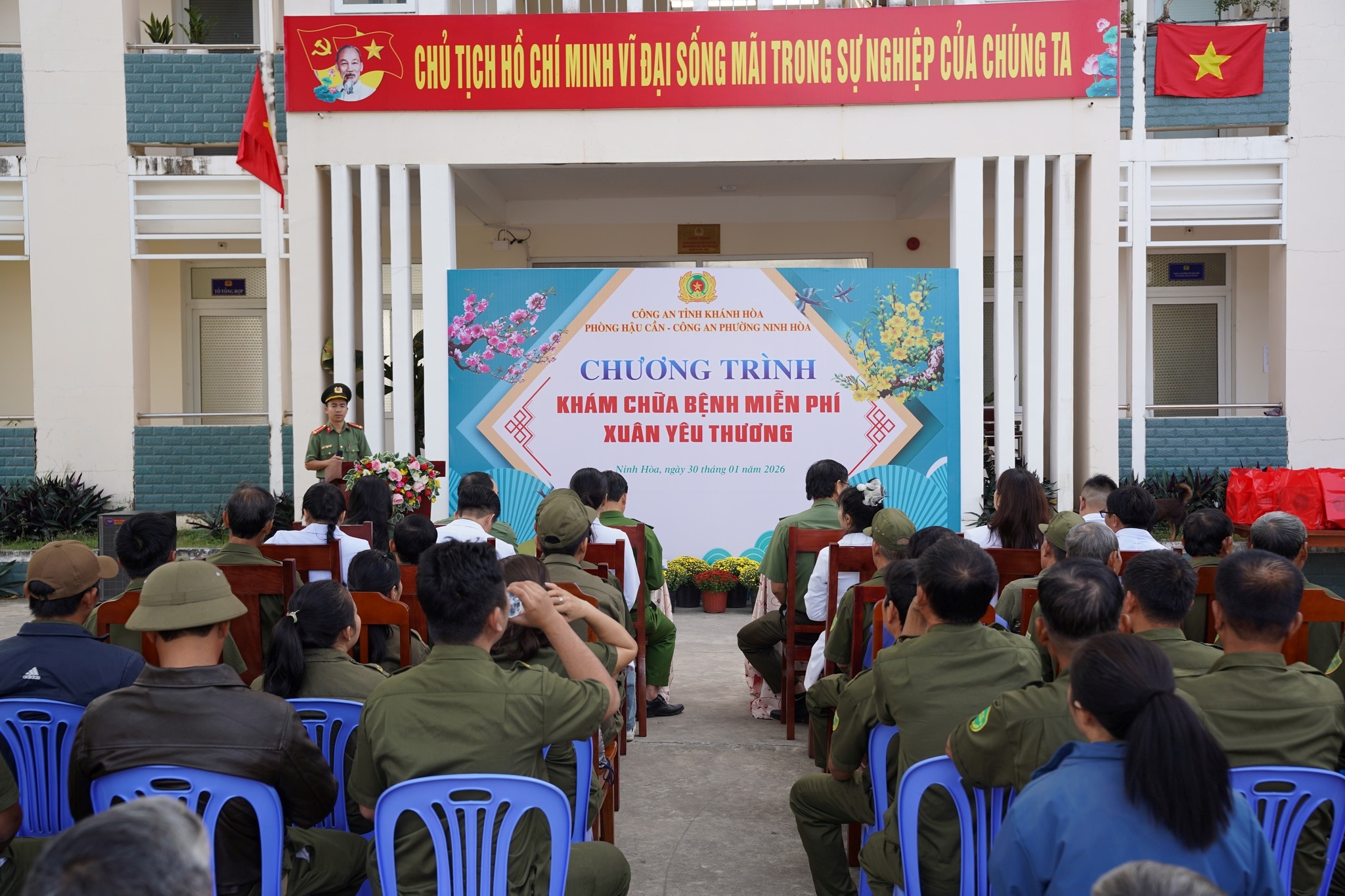 Bệnh xá 1, Công an tỉnh Khánh Hòa thăm, khám bệnh, tặng quà cho lực lượng an ninh trật tự cơ sở